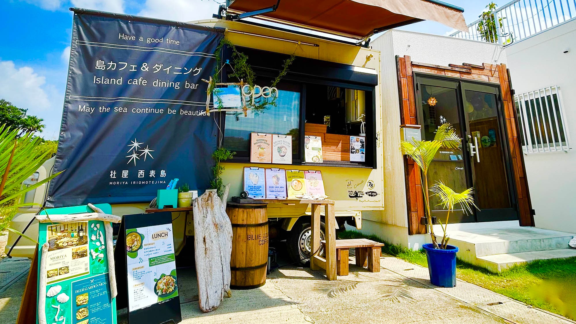・[Island Cafe & Dining] Thưởng thức bữa trưa và món tráng miệng ngon miệng như Spice Island Curry và Taco Rice.