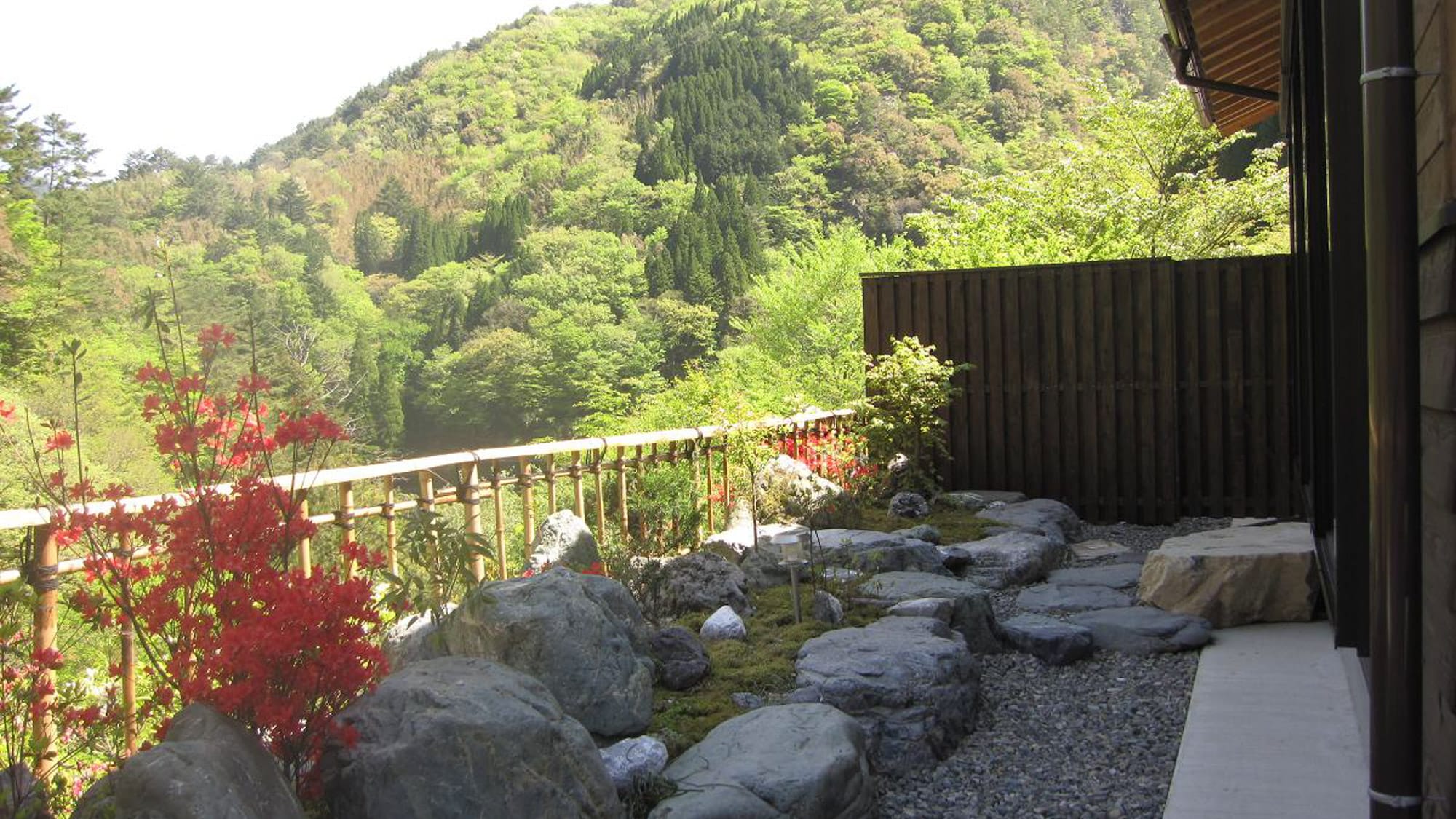 * [Separate Japanese-style room] This is a separate room with two rooms and an open-air / indoor bath.