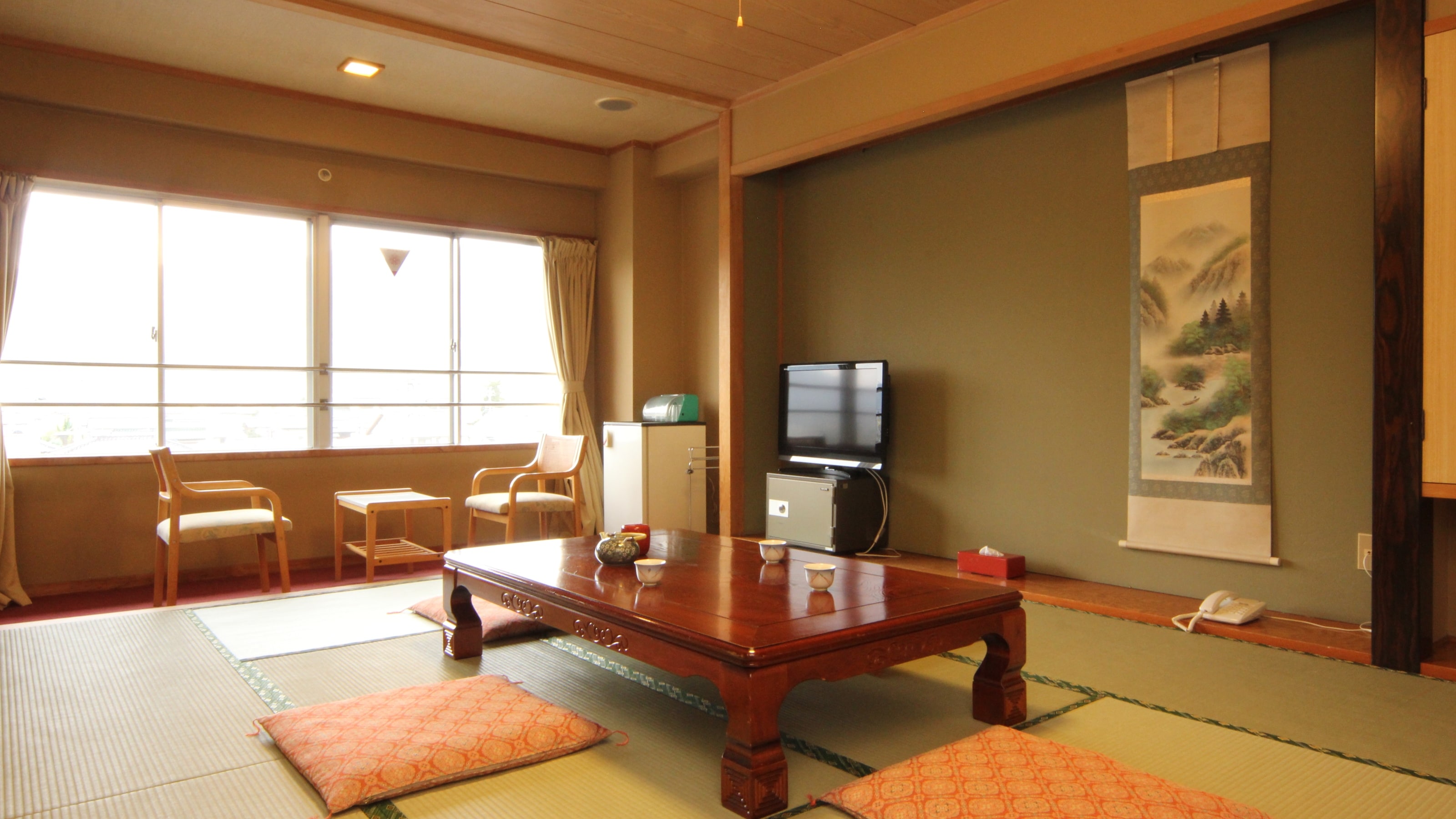 ■Japanese-style rooms 12.5 to 16 tatami mats - for 2 to 5 people - Our hotel offers relaxing Japanese-style rooms.