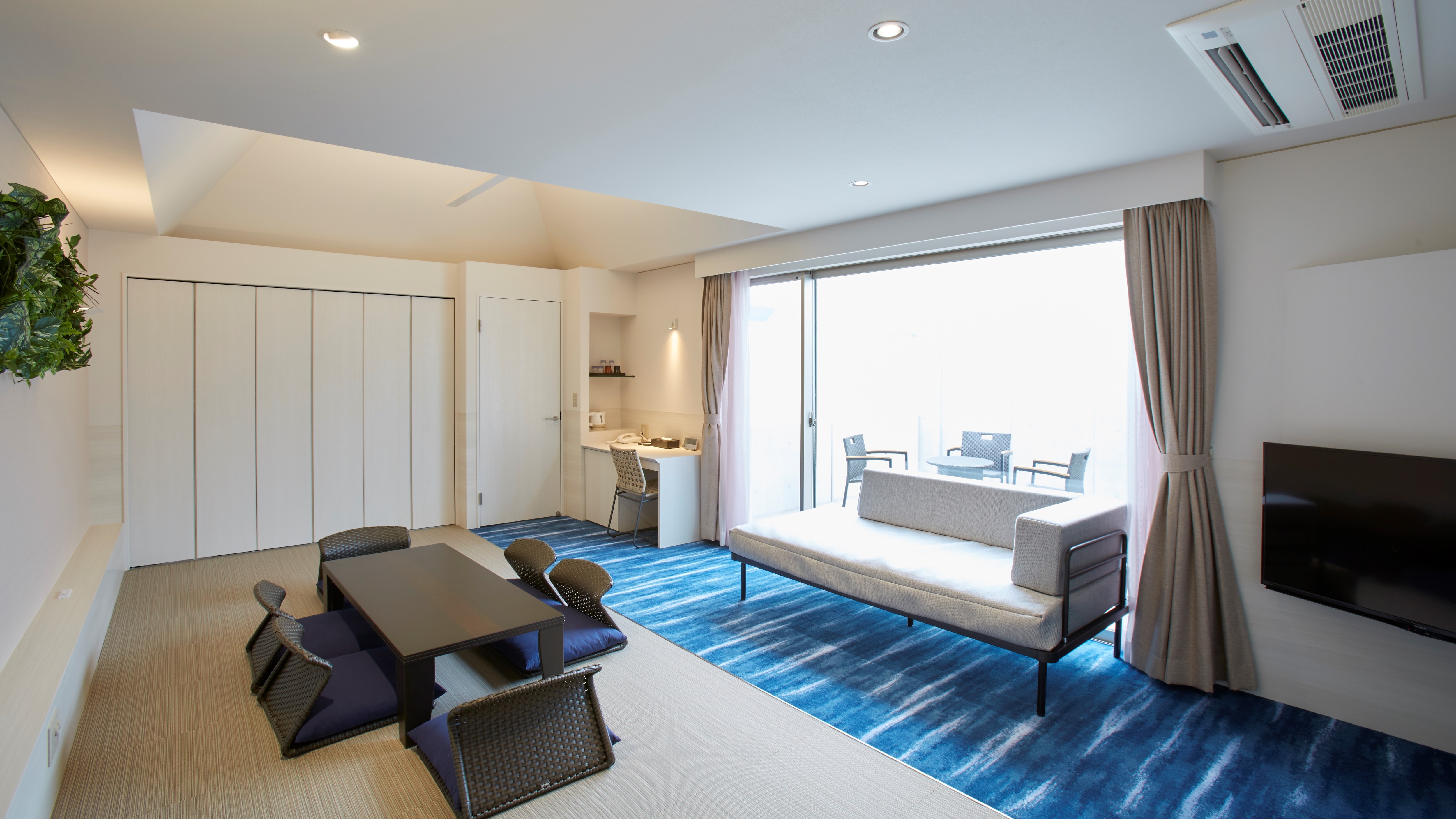 Nikmati pemandian air panas di kamar Anda Villa dengan spa pribadi & minus; kamar bergaya Jepang & minus;