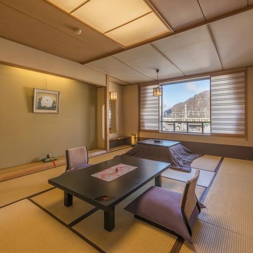Kamar bergaya Jepang dengan 10 tikar tatami dengan penggalian di musim dingin