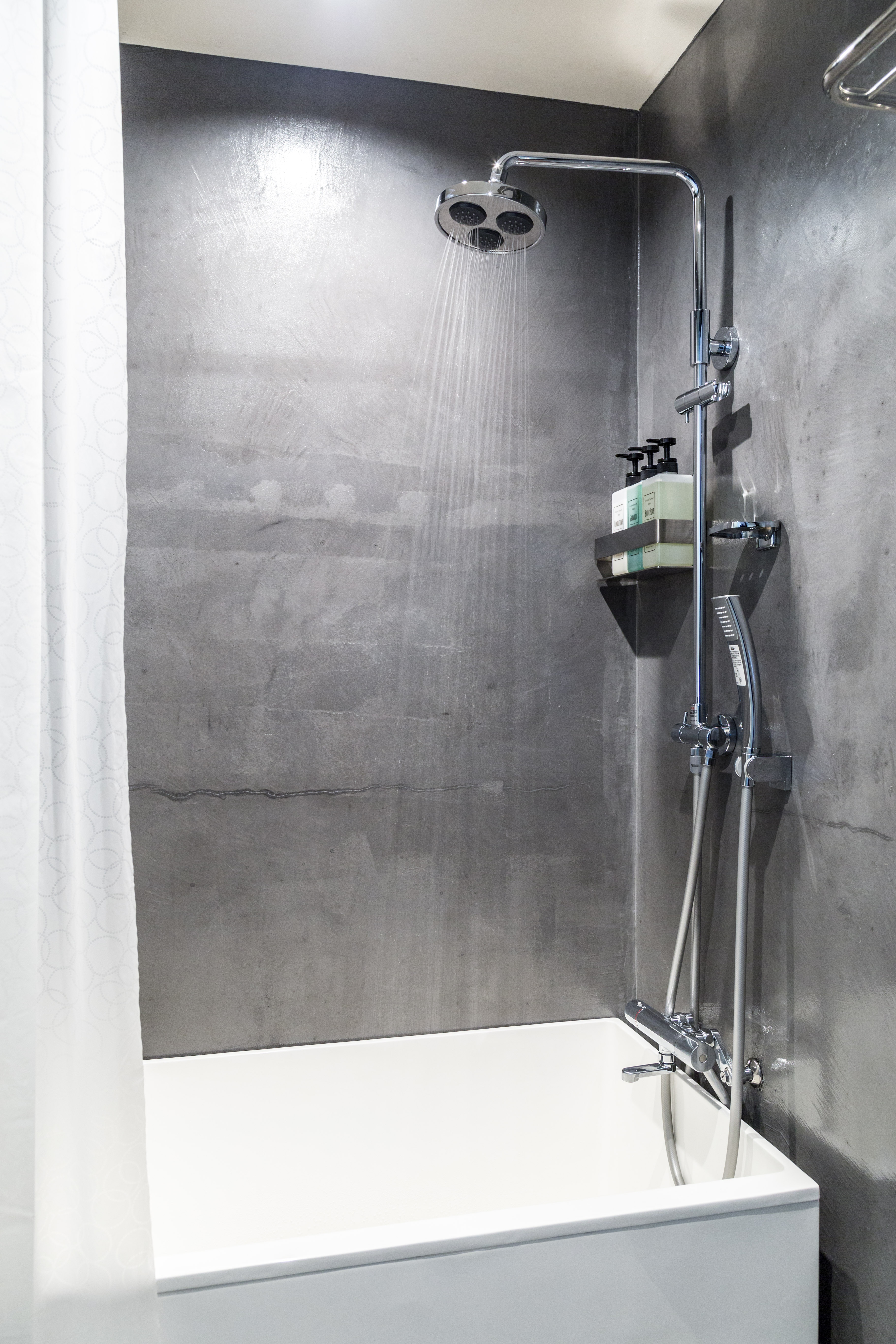 Each room has an overhead shower and bathtub