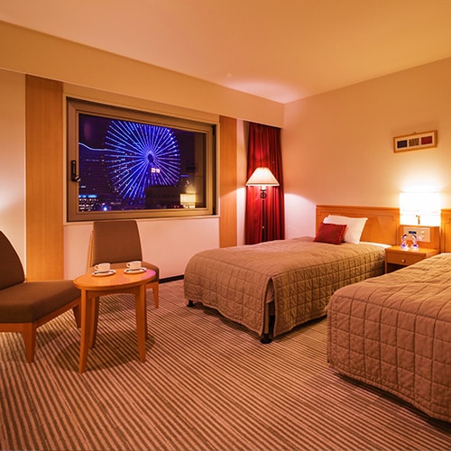 ■ 双床 ■ 28.8 平方米，床宽121 厘米，房间配备2 张半双人床。横滨引以为豪的最佳夜景