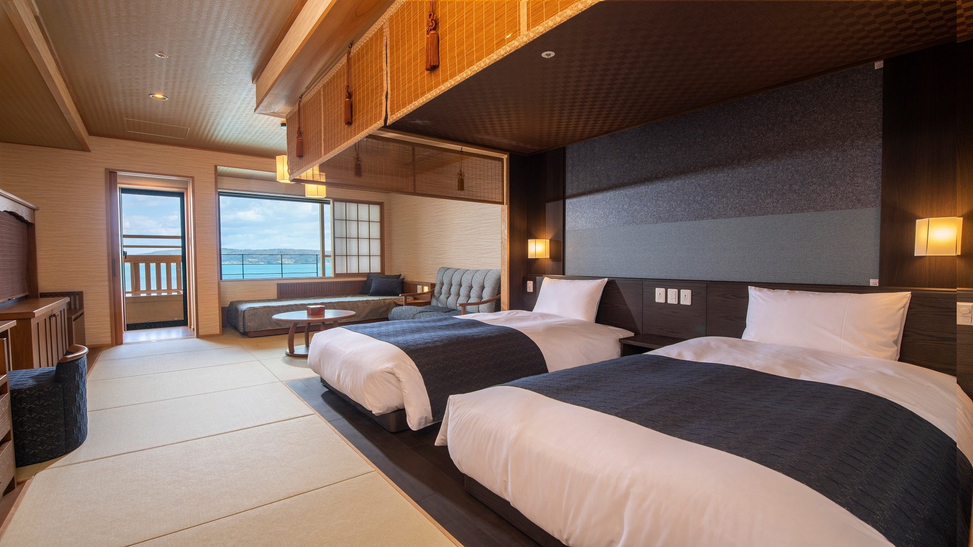 【DX双床示例】靠窗放着沙发床的休闲室。