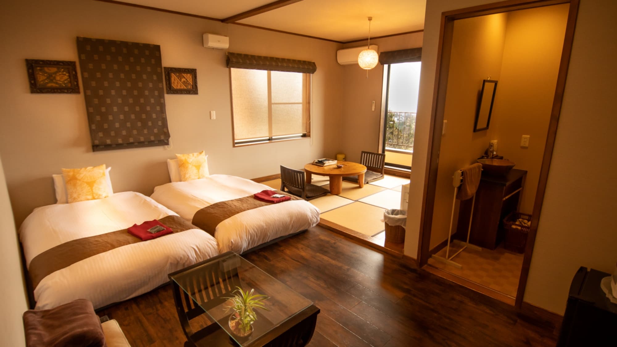Deluxe Twin [Monday] Japanese and Western rooms ★ With an open-air bath overlooking the sea / A spacious bedroom is attractive
