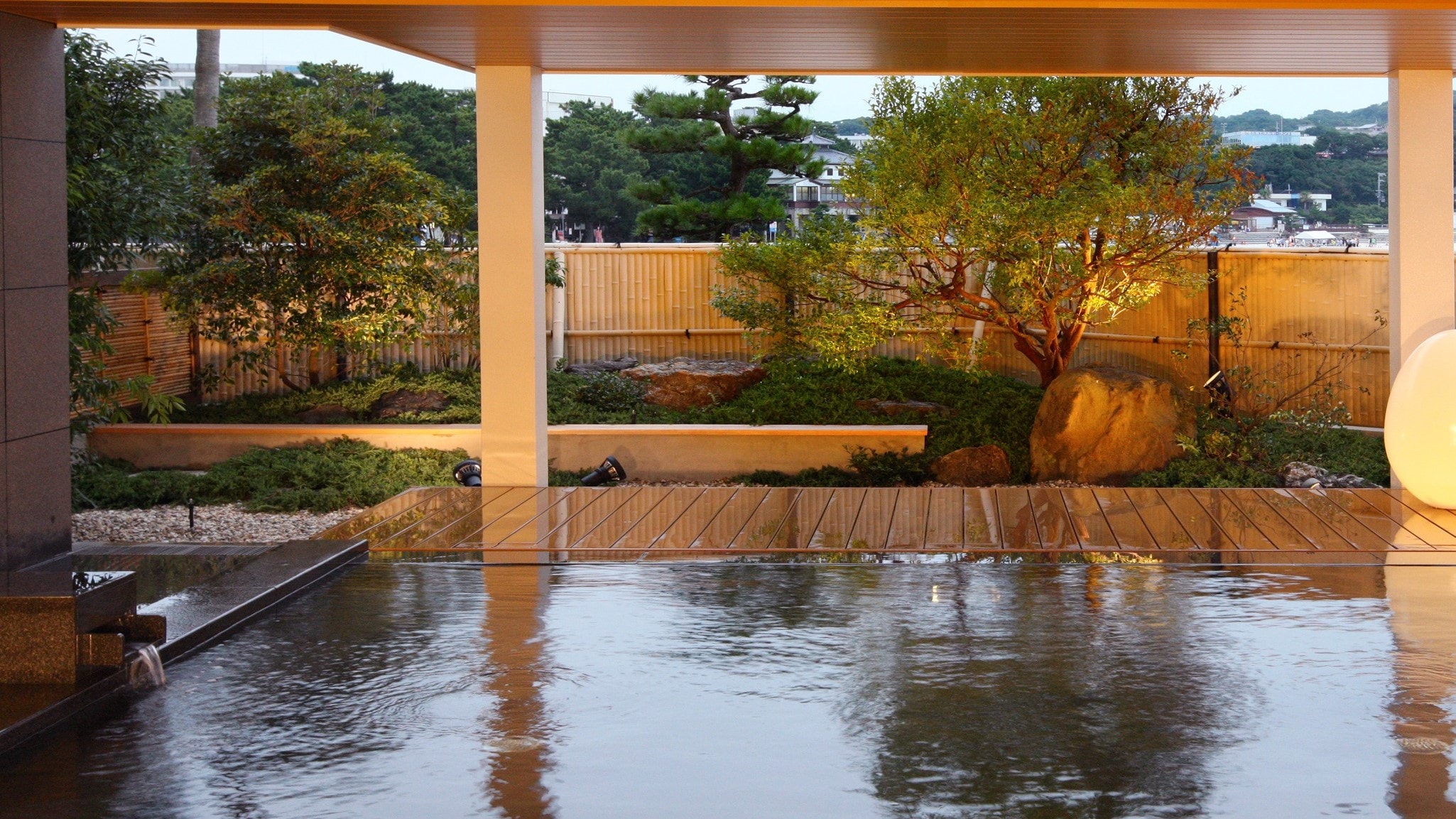 [Matsukaze] At dusk, the atmosphere is moist. Semi-open air with a pleasant sea breeze