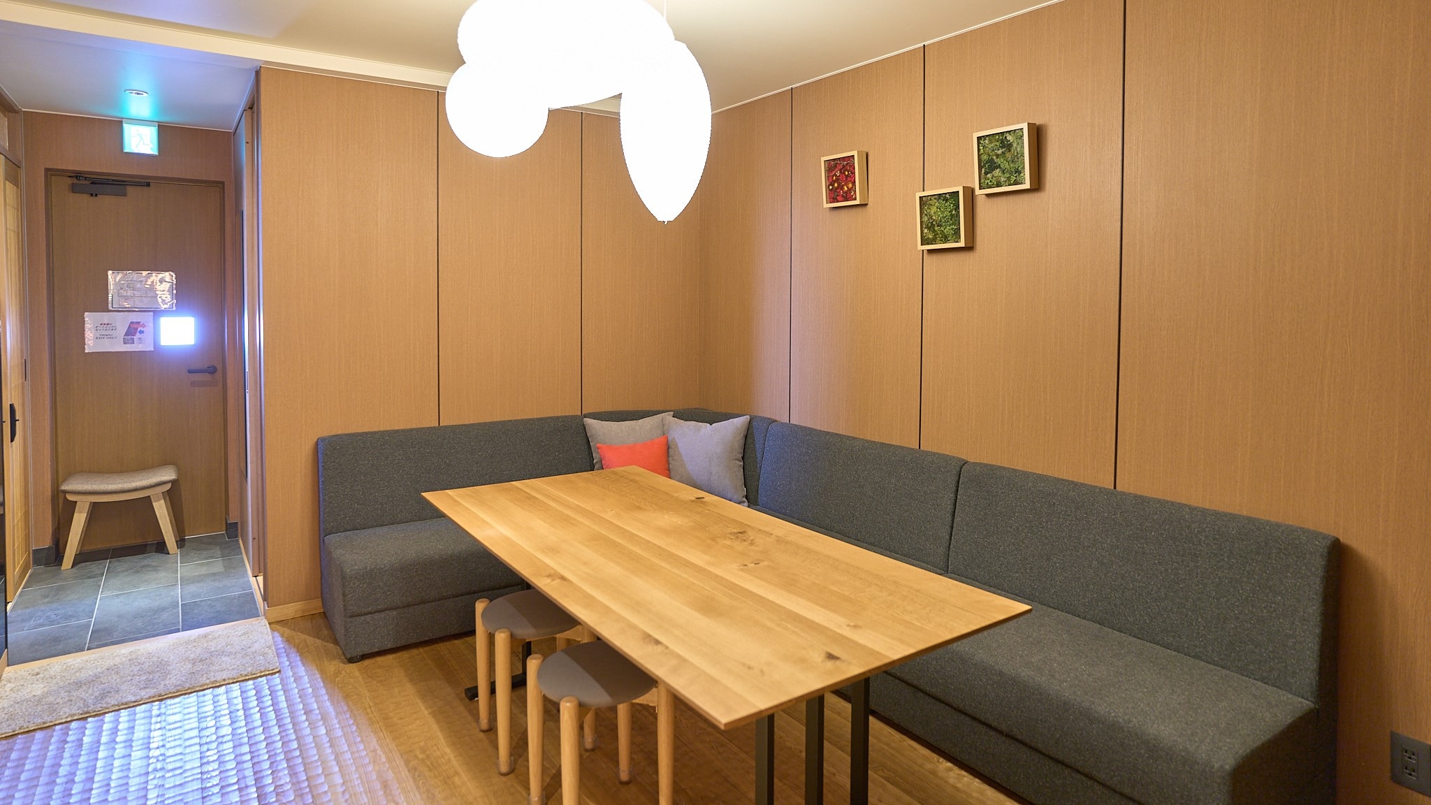 ห้องแฟมิลี่สวีท: ห้องนั่งเล่นไม้เนื้อแข็งอันอบอุ่น