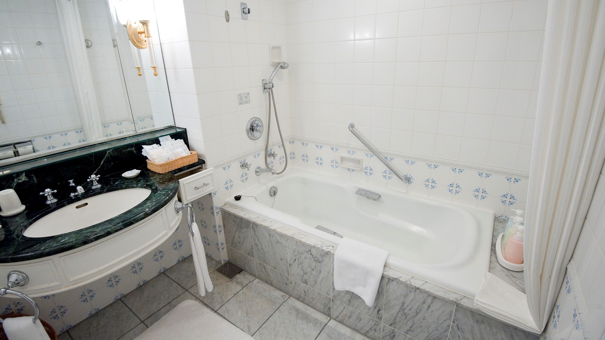 Bathroom (superior room)