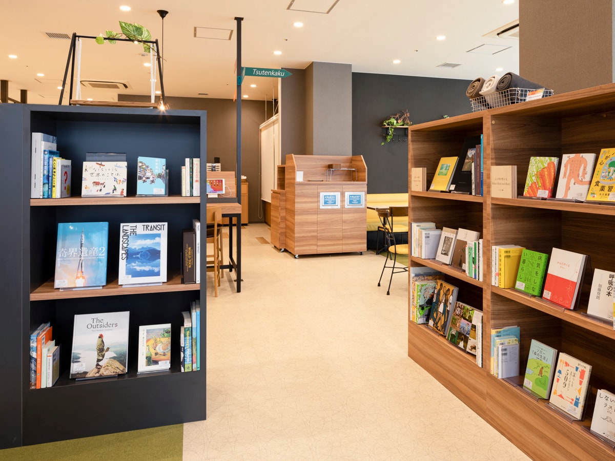 【ライブラリーカフェ】選書のプロがセレクトした100冊以上の本◆地域にまつわる情報誌や旅行誌をご用意