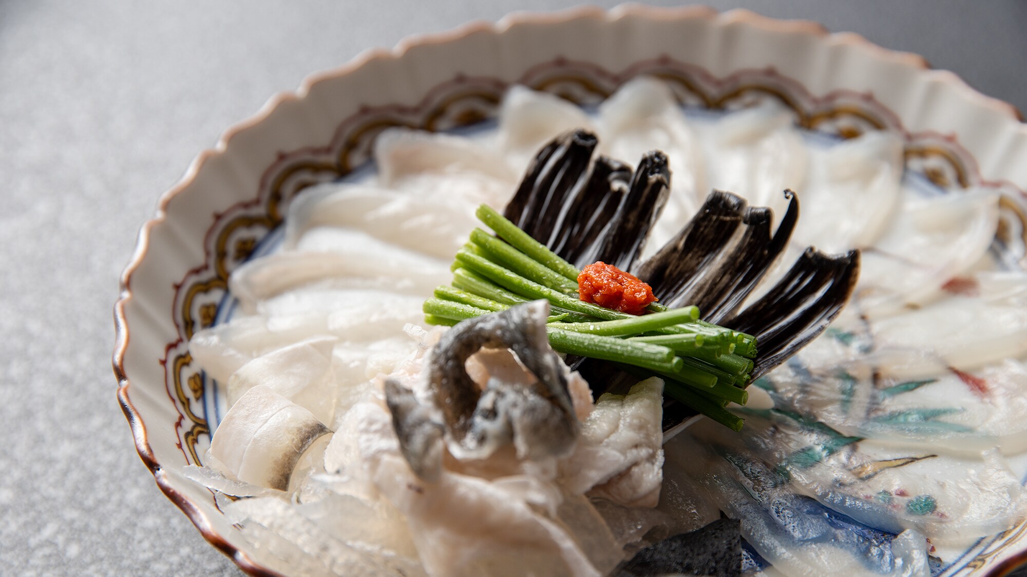 *[怀石料理]河豚生鱼片。享受我们的特产野生虎河豚的香脆口感。