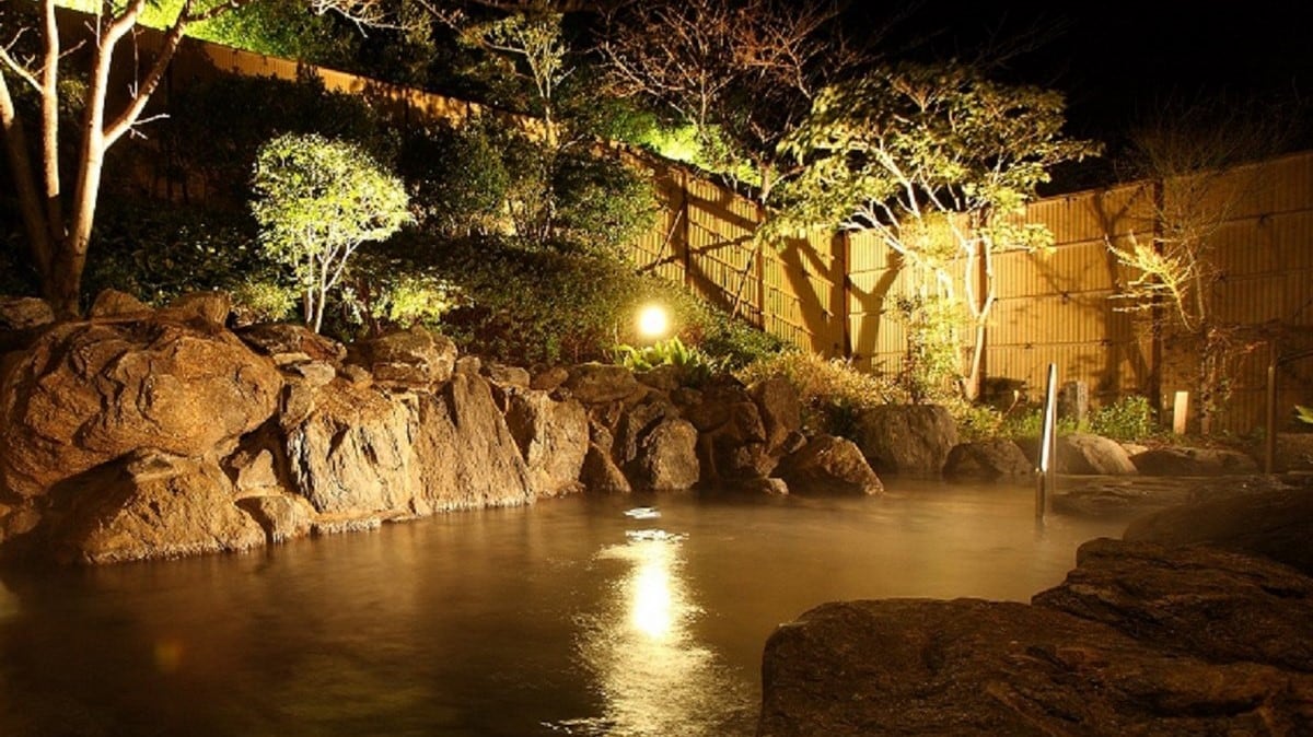 Open-air rock bath / night