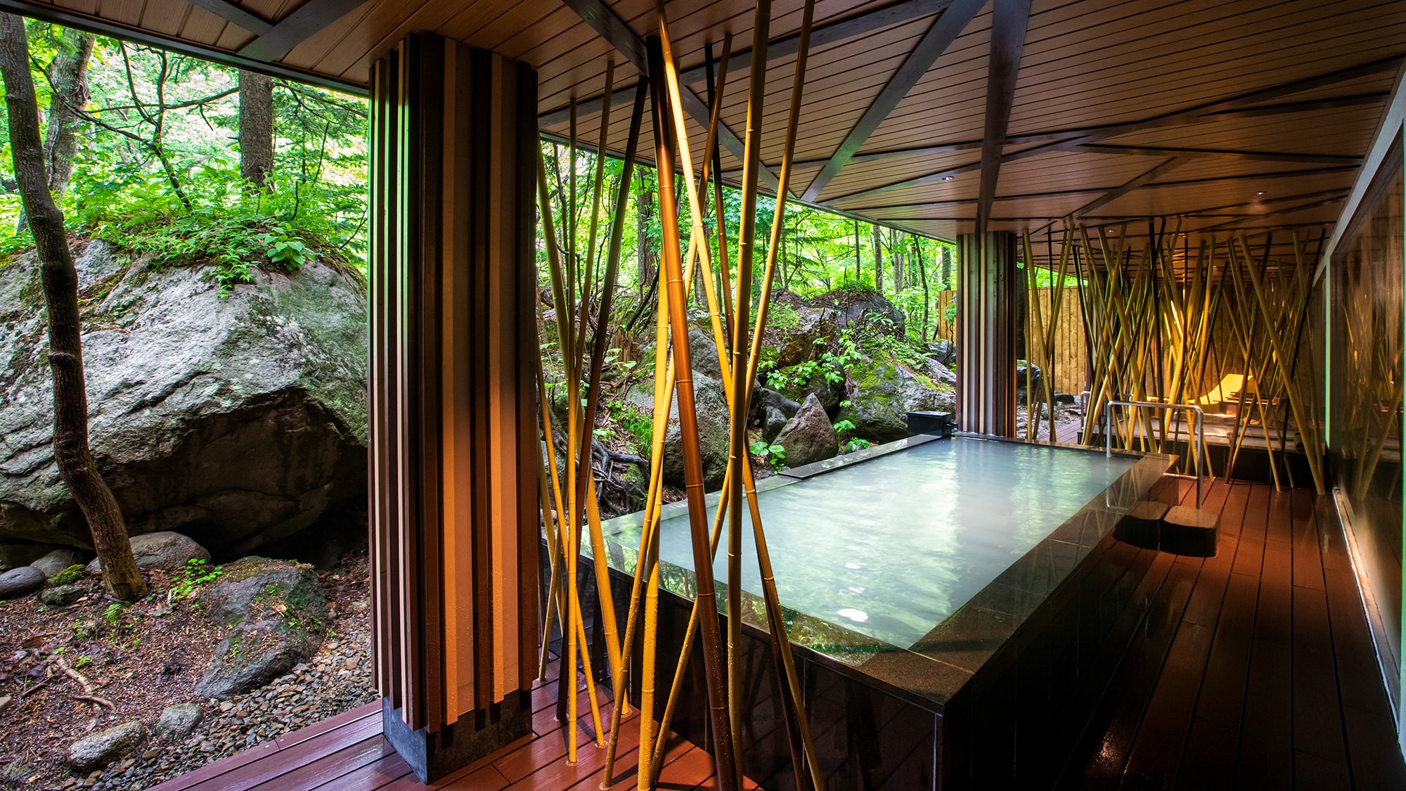 [天然溫泉「Tori no Koe」]其概念是在天空中跳舞的鳥巢。體驗被包圍的溫暖。