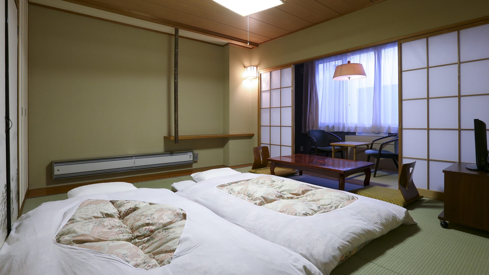 An example of a guest room: Futons are laid out in advance, so the staff will not bother you.