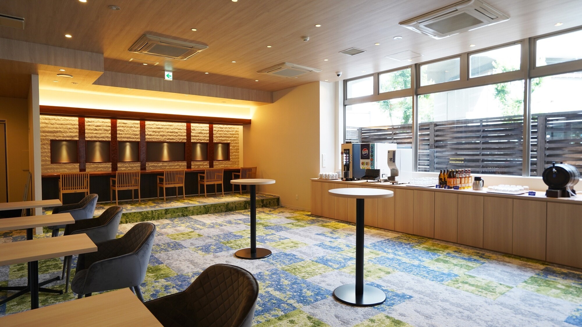 <Guests Only Lounge>