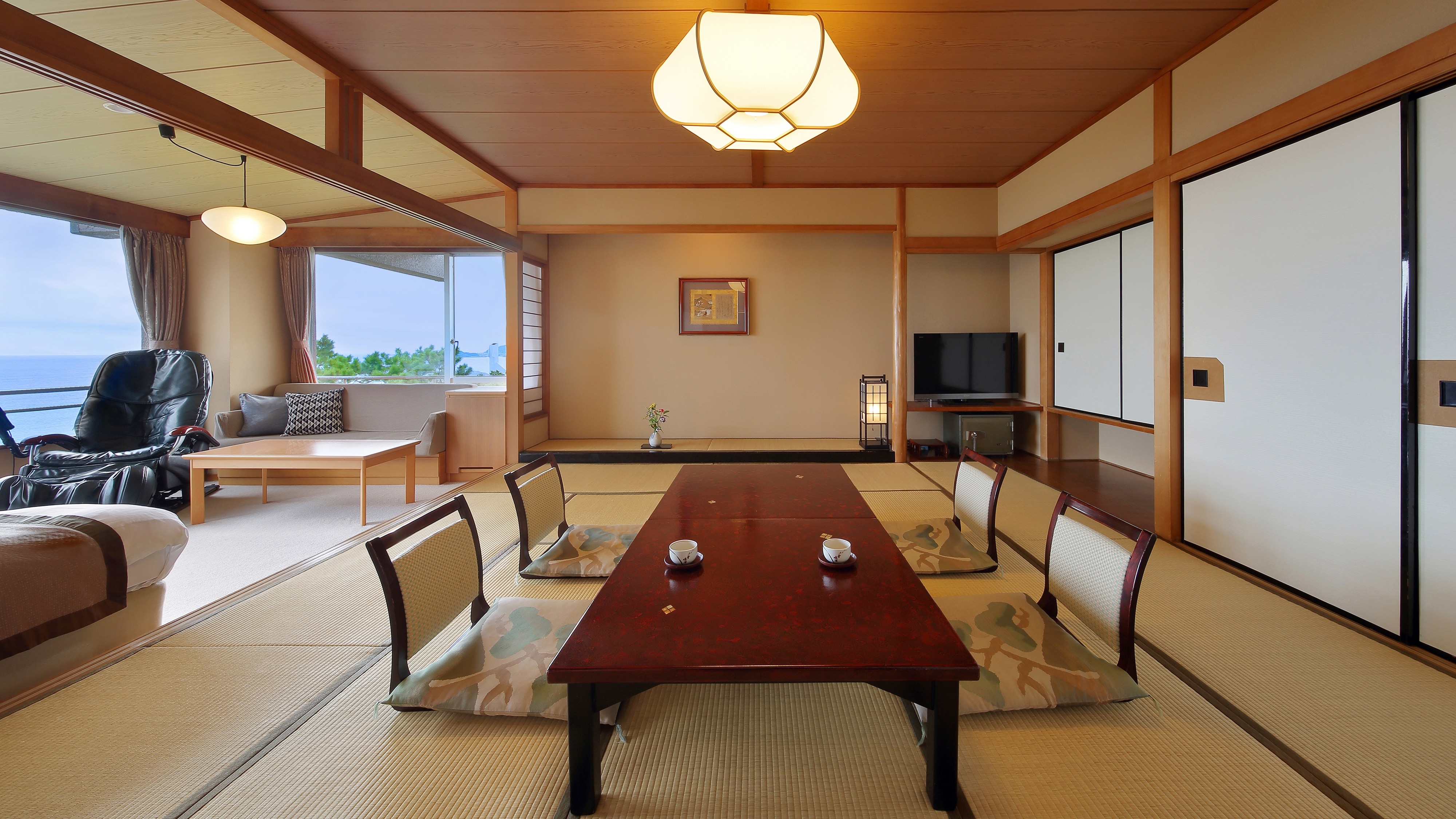 Kamar bergaya Jepang-Barat di sudut (12 tikar tatami + tempat tidur twin + sofa + kamar mandi dalam)