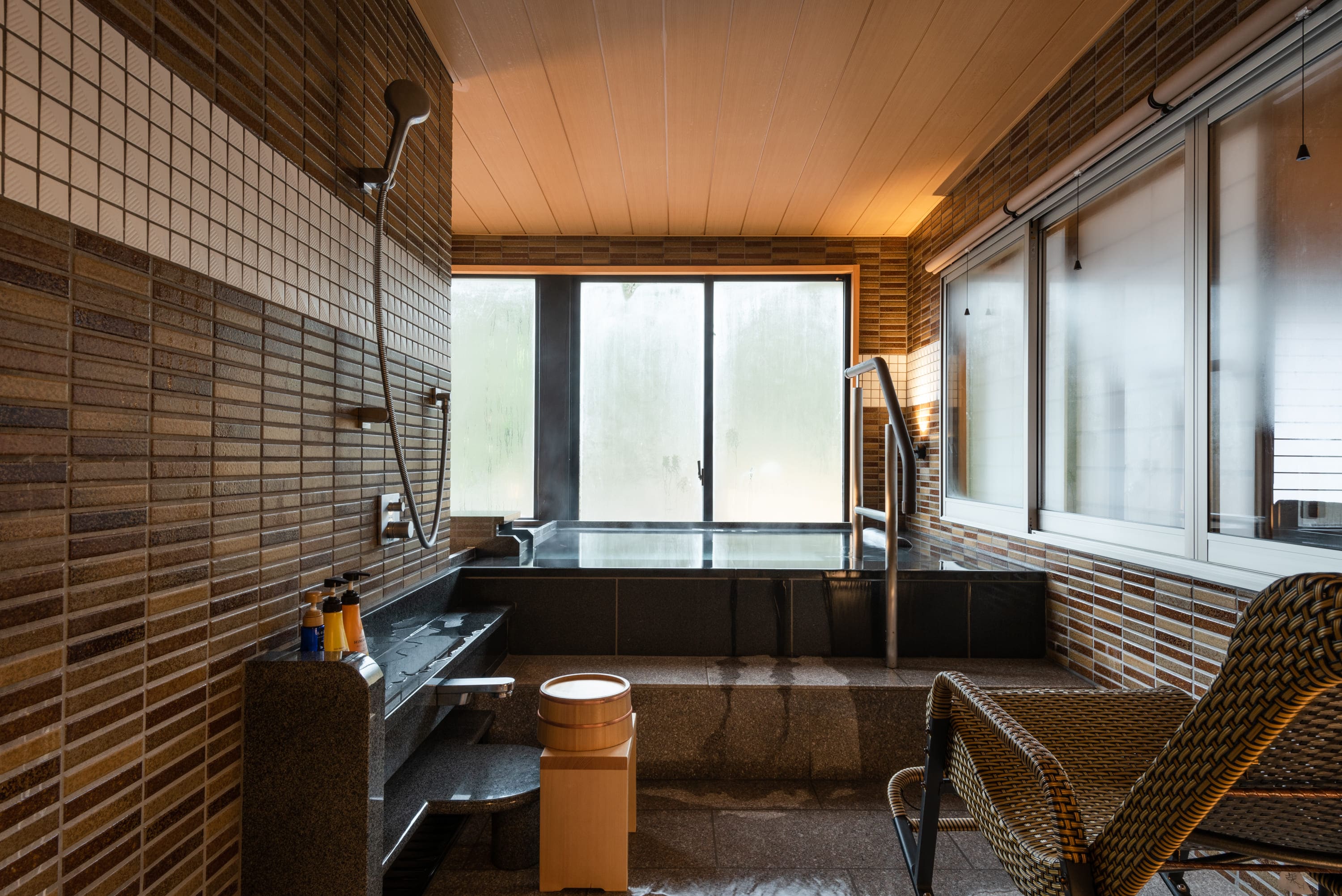 [Special guest room with semi-open-air bath] Spacious granite bathtub