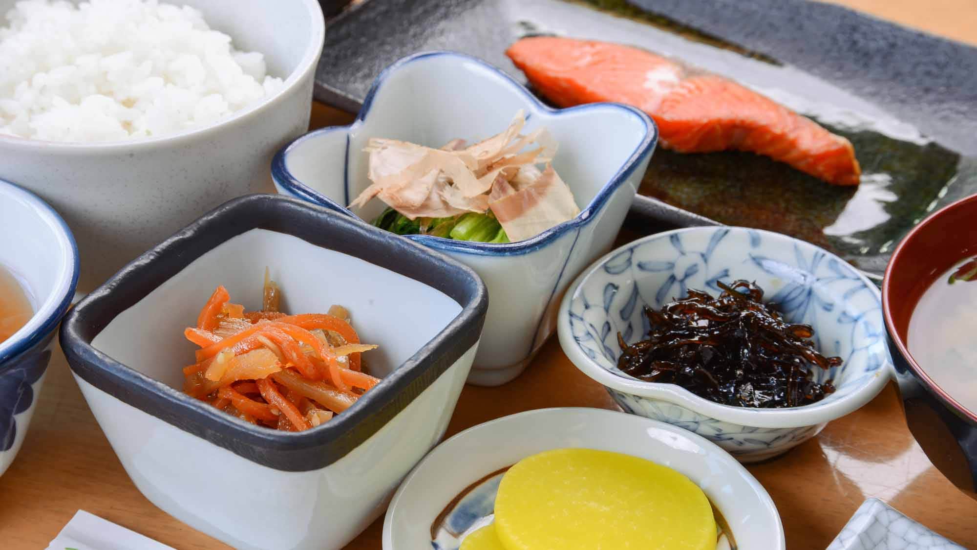 *Bữa sáng (ví dụ)/Vào buổi sáng, chúng tôi cung cấp bữa ăn Nhật Bản thư giãn, tốt cho cả cơ thể và tâm hồn.