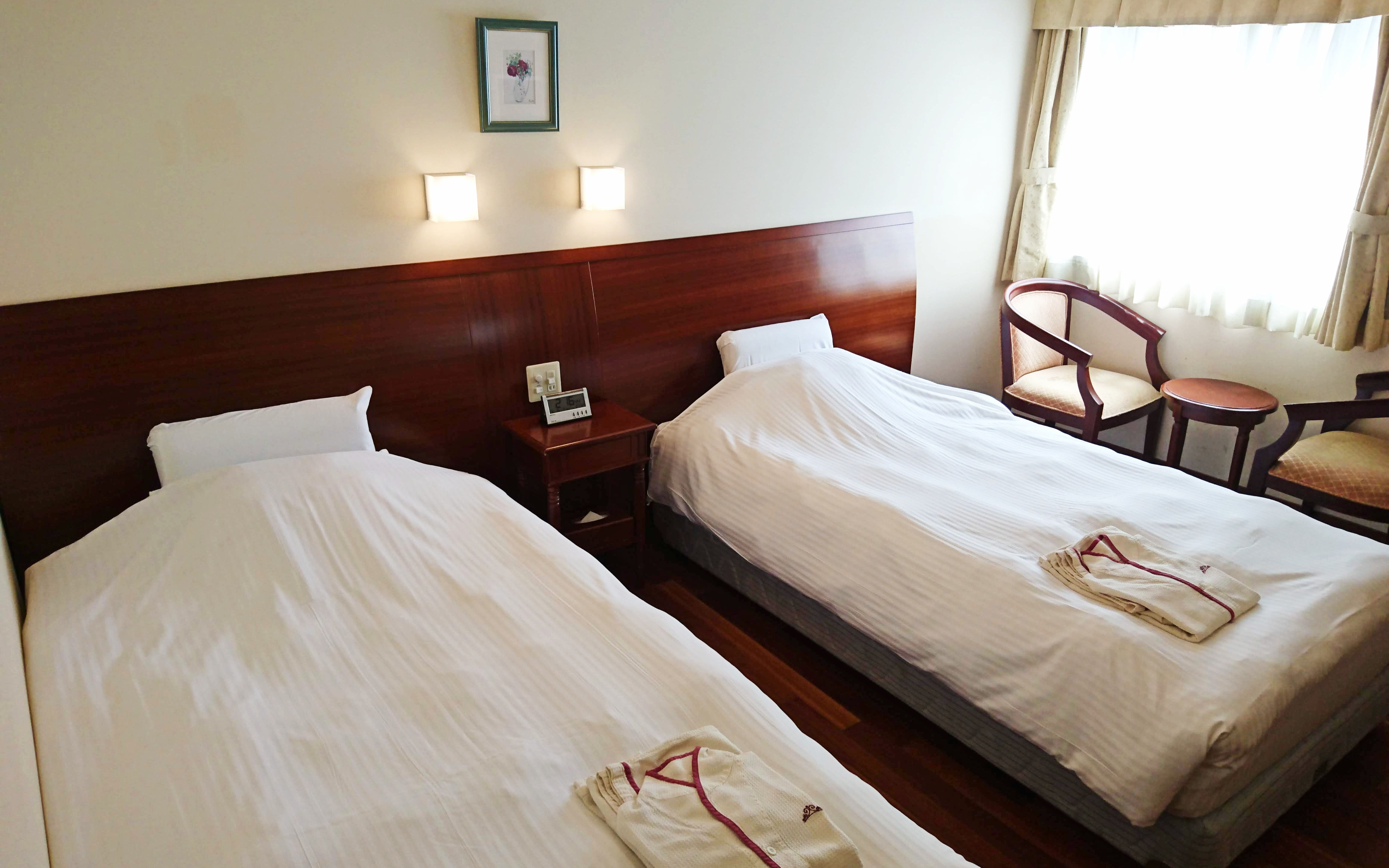 Twin bedroom (2 beds 110cm & times; 200cm)