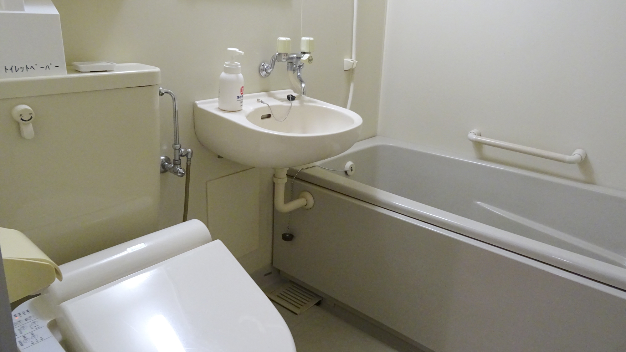 Example of a guest room: 12 tatami Japanese-style room. Equipped with a unit bath.