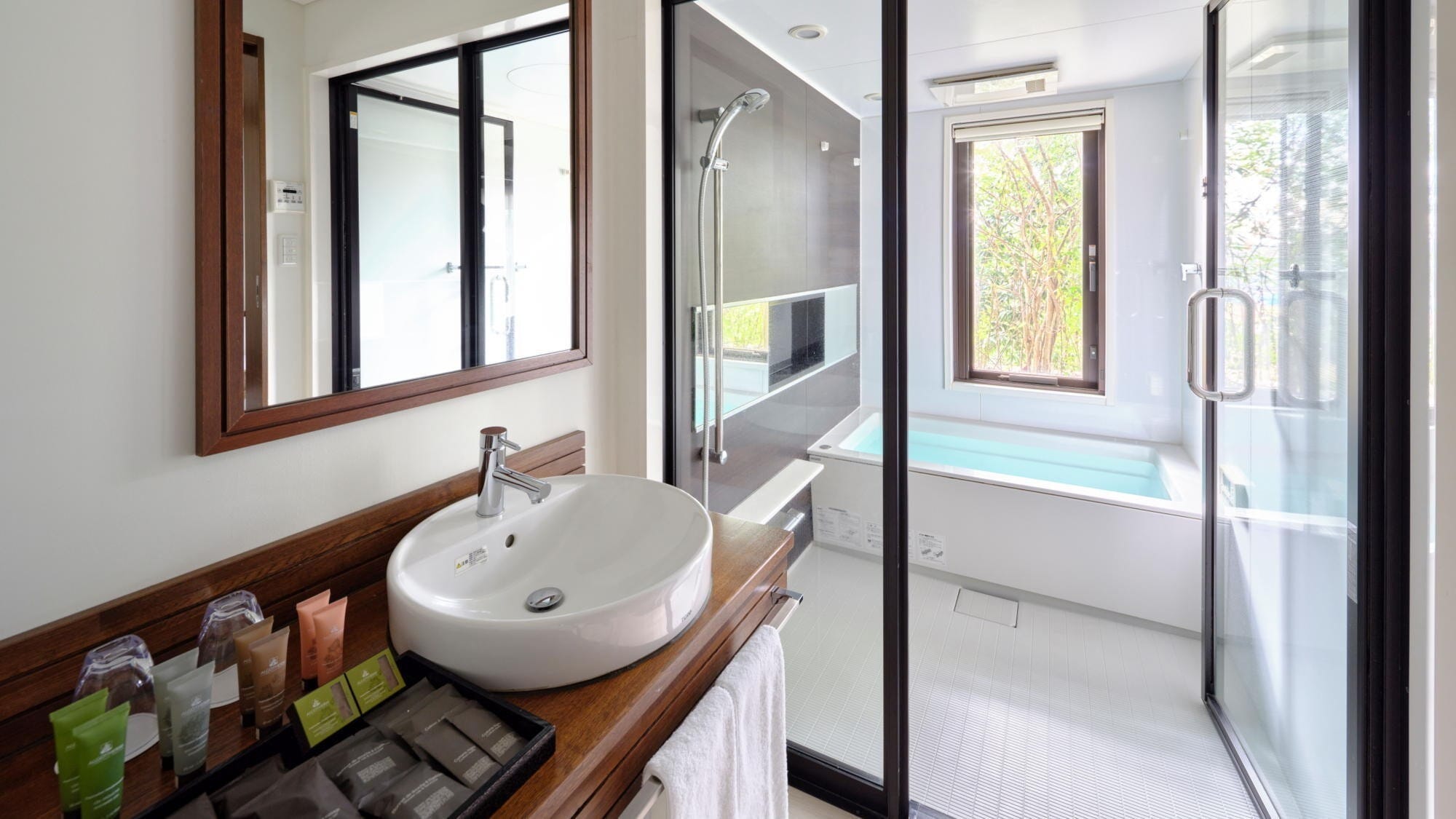 [Fairway Side Deluxe Suite 107 square meters] Bathroom