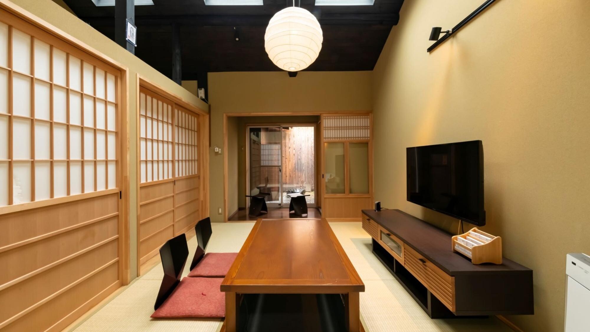 [ห้องนั่งเล่นชั้น 1] โรงแรมแห่งนี้อยู่ในย่านที่อยู่อาศัยที่เงียบสงบ และมีรากฐานมาจากวิถีชีวิตของชาวเกียวโต