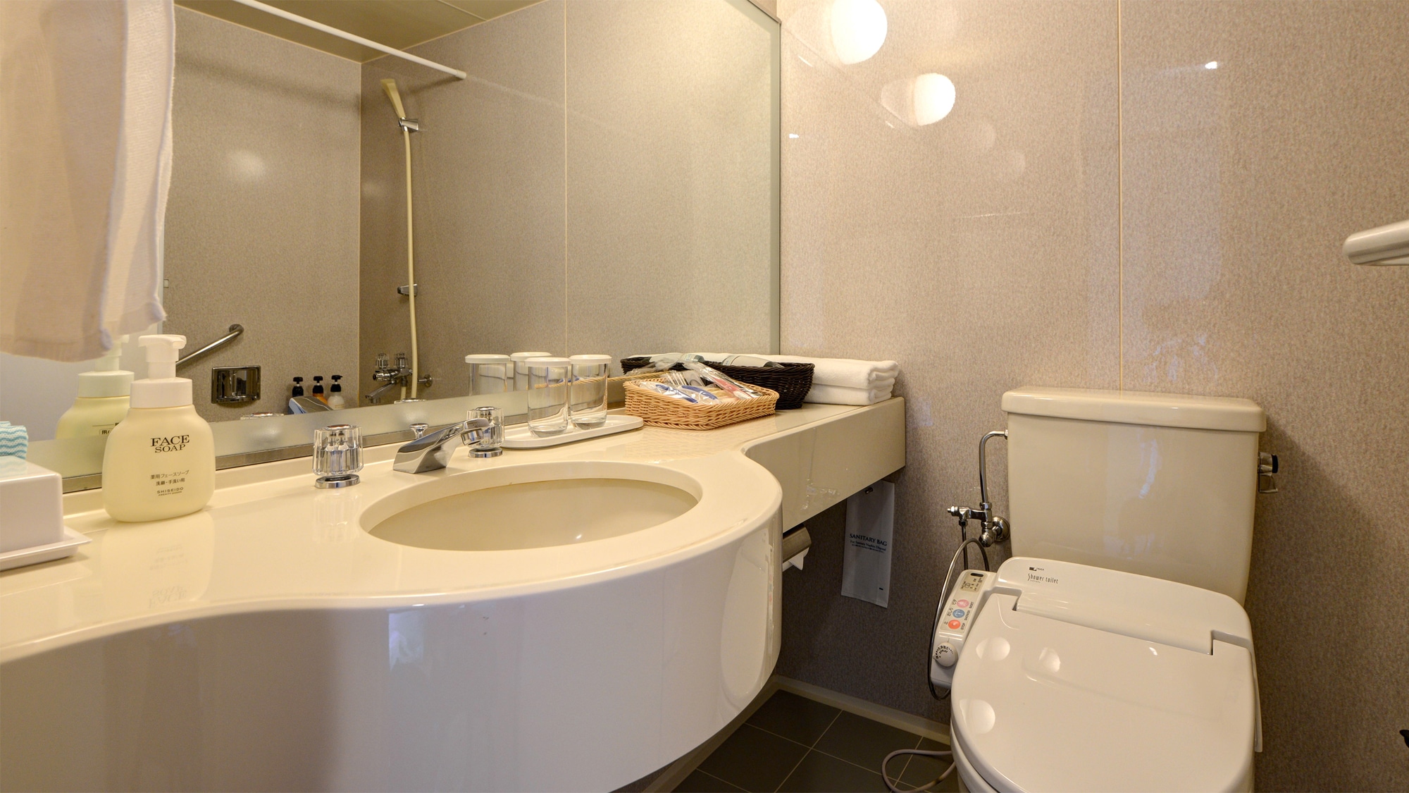 *Western-style room 30-36 square meters (with bathroom/toilet with bidet) All rooms are equipped with toilets with bidet functions.