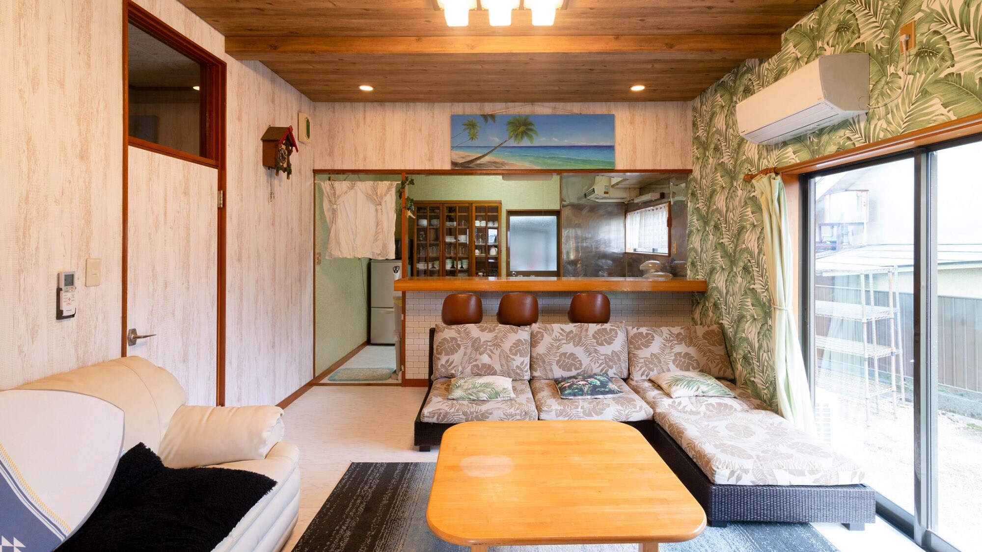 ・[Living room] The counter is connected to the kitchen, creating an open feeling.