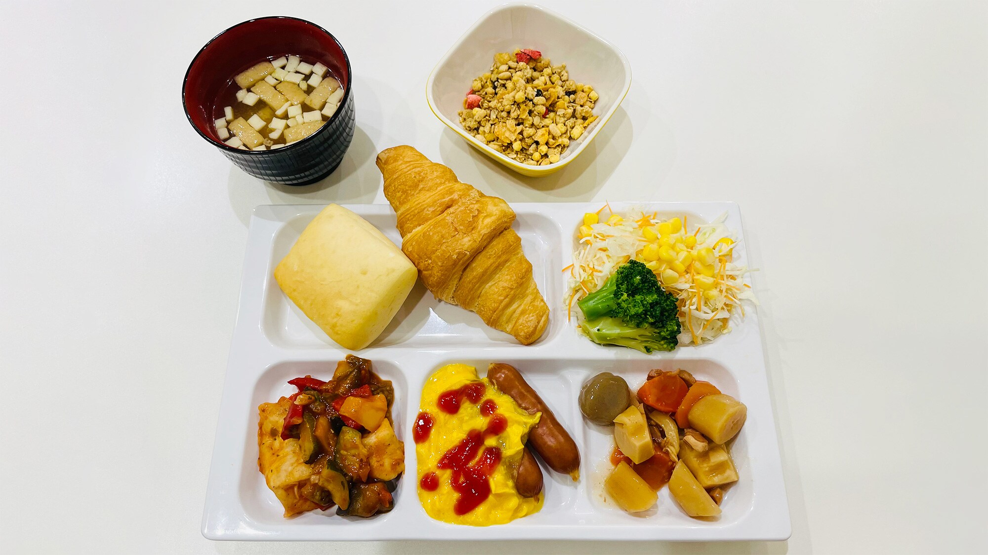 【小町食堂的早餐】提供各種肉類菜餚、各種配菜、咖哩飯、麵包、麥片等。