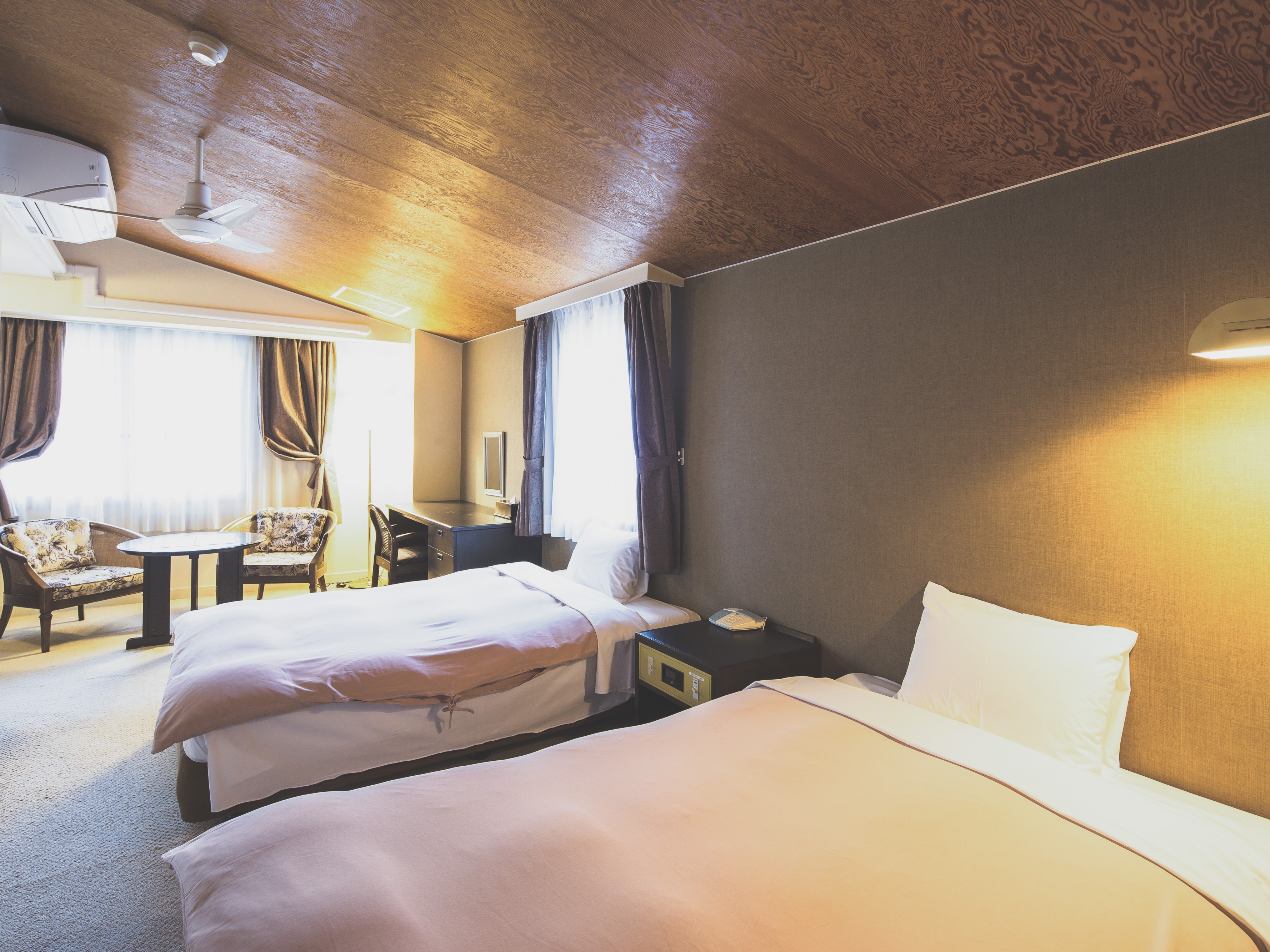 [Non-smoking] South Building, top floor, southeast independent corner room, 33 m², semi-double twin