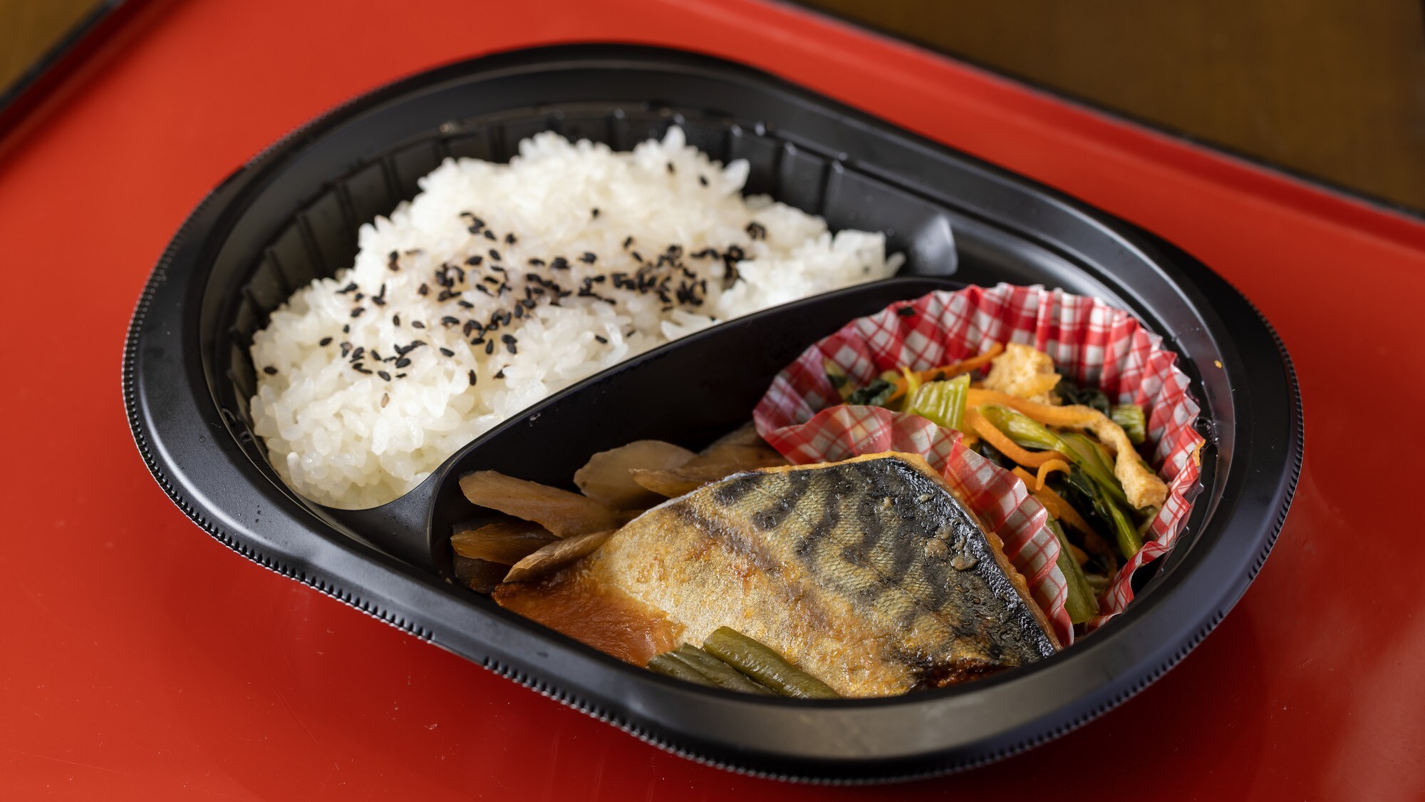 Hình ảnh hộp cơm bento với cá thu hầm miso (bento đông lạnh).
