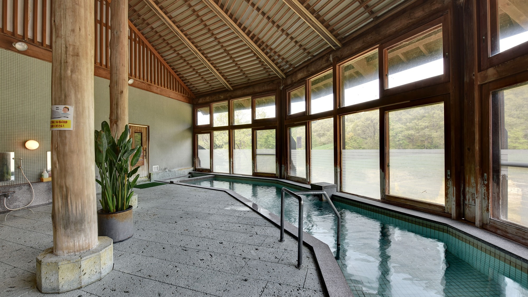 *[Large public bath] After sightseeing or playing outside, relax in the hot springs.