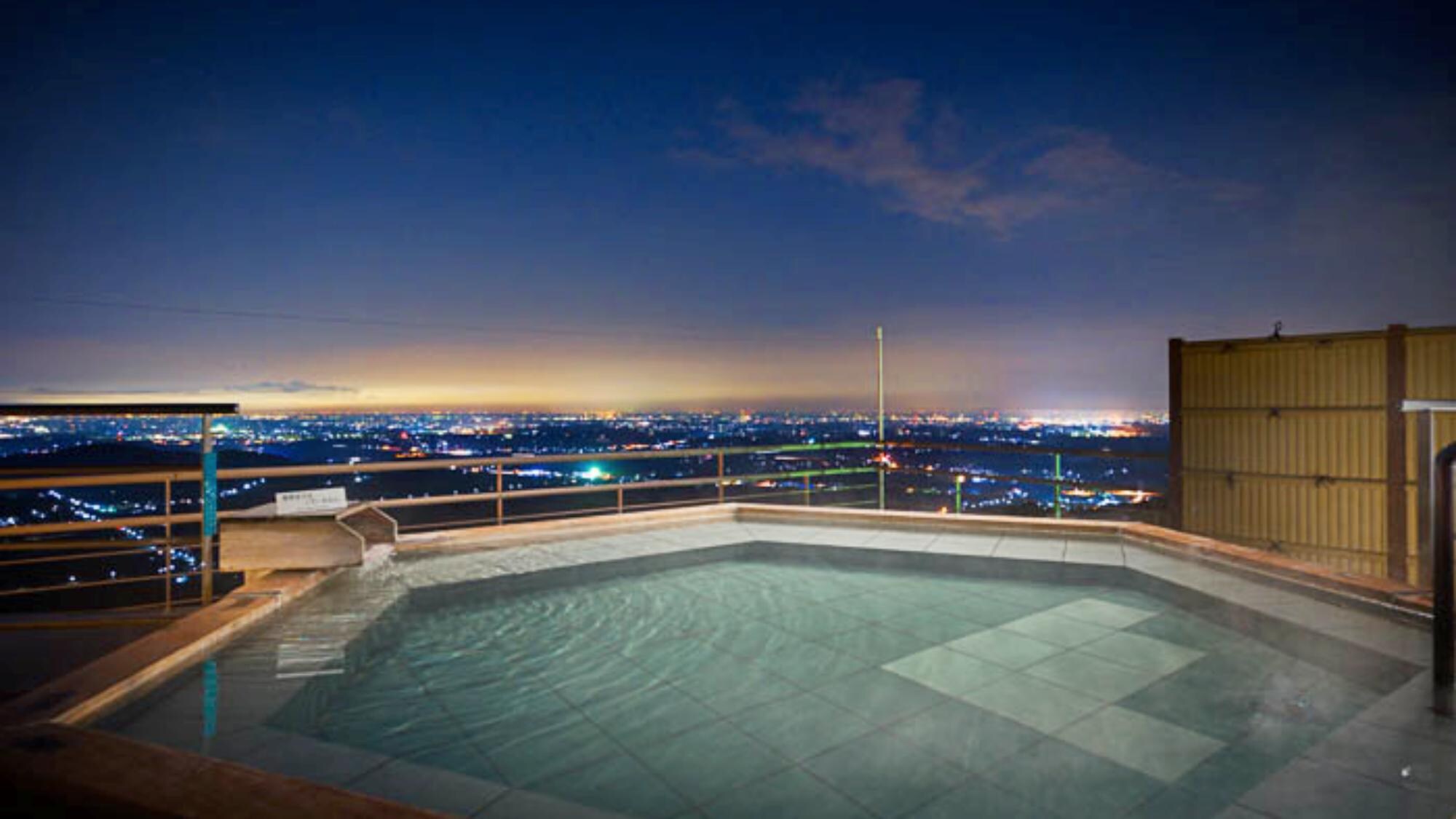 [Top floor panoramic open-air bath]