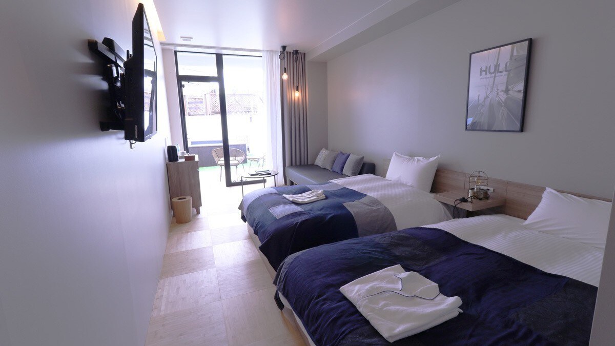 102: Garden Twin & Sofa