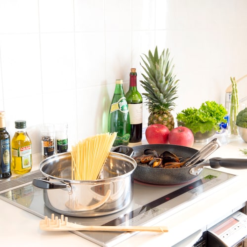Image of IH system kitchen in use (cookware and tableware are rented separately)