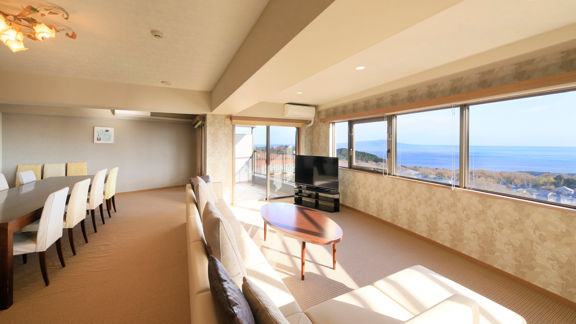 [Grand Room Example] You can relax during the day while looking out at the sea.