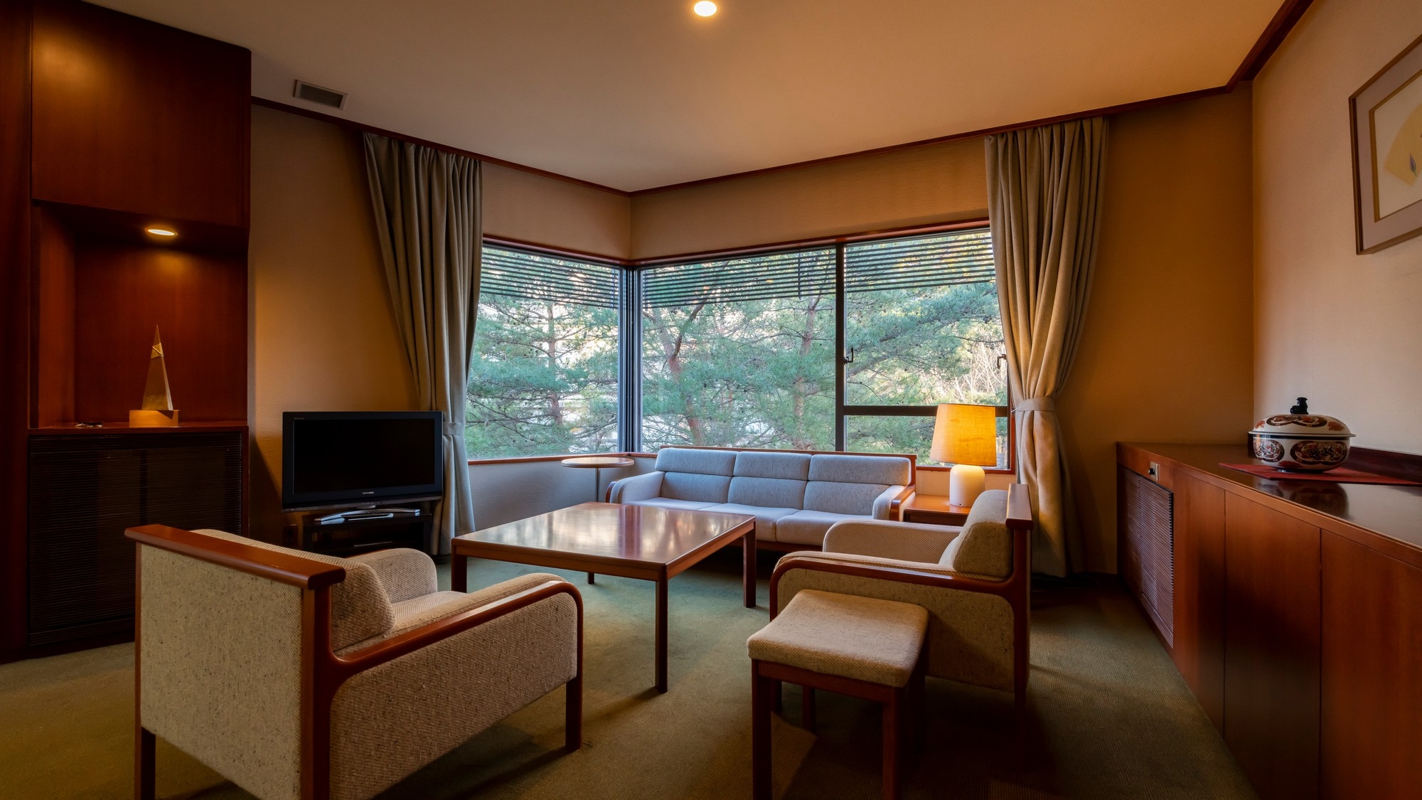 Honmaru Special Room "Katsura" A guest room that overlooks the garden and harmonizes with the beautiful seasonal scenery.