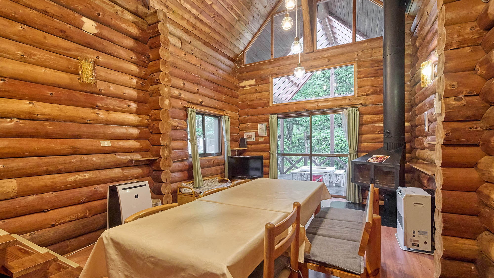 ・【Campanula】A living room where you can feel the warmth of logs. The open ceiling creates an open space.