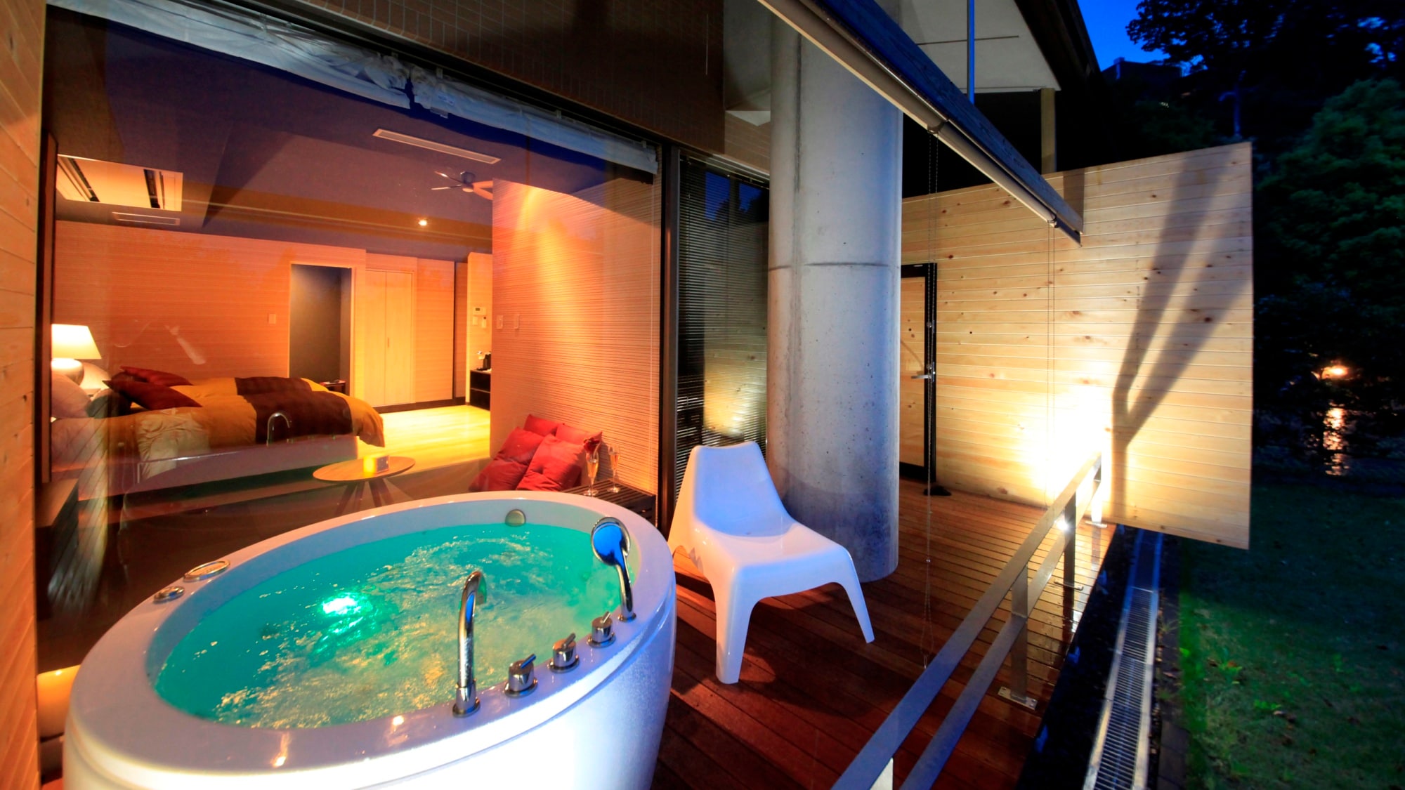 [Japanese and Western room with open-air bath] Open-air bath with jacuzzi