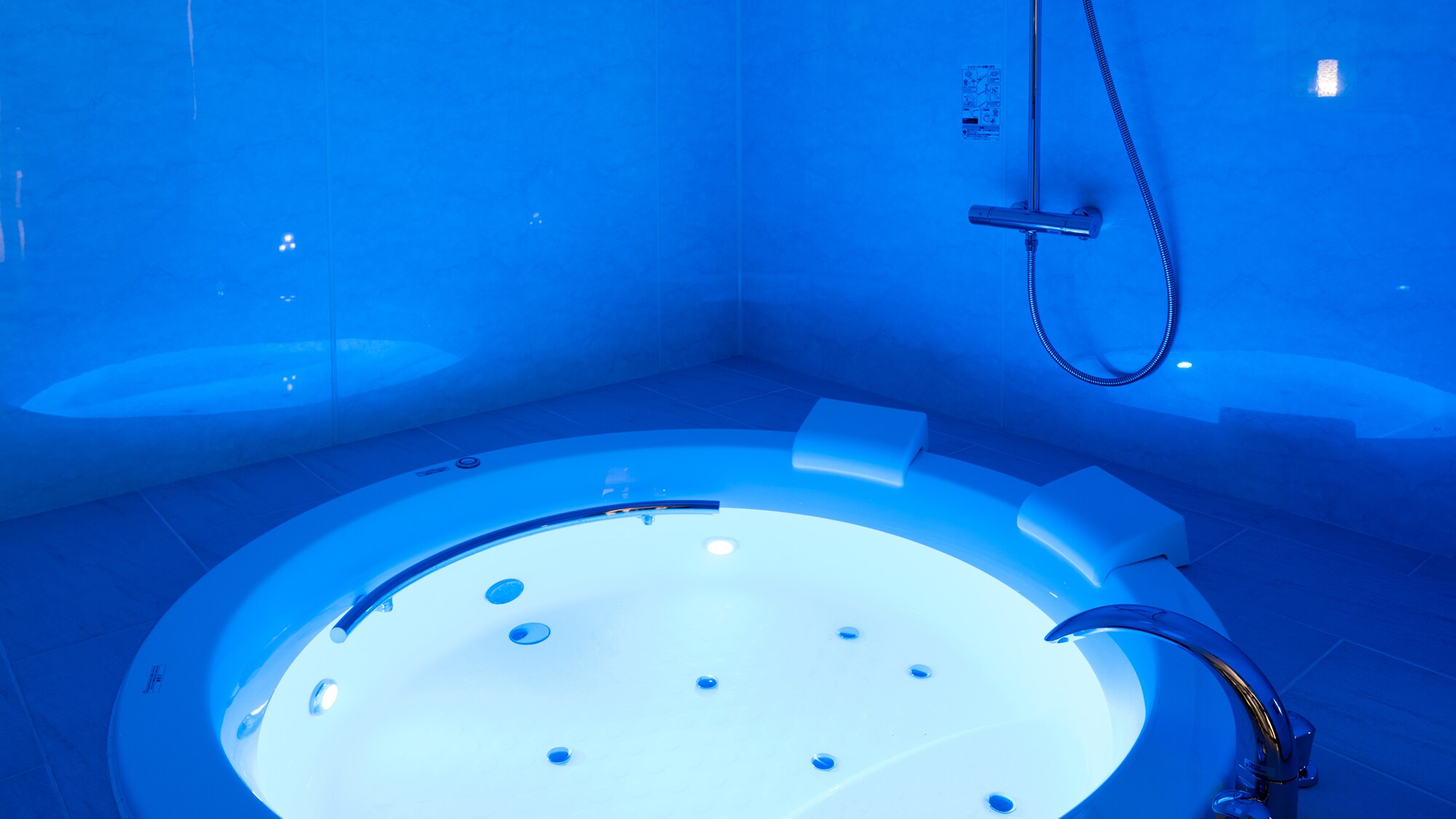 [Premiere Suite Villa] This villa is exclusively equipped with a jacuzzi and rain shower.