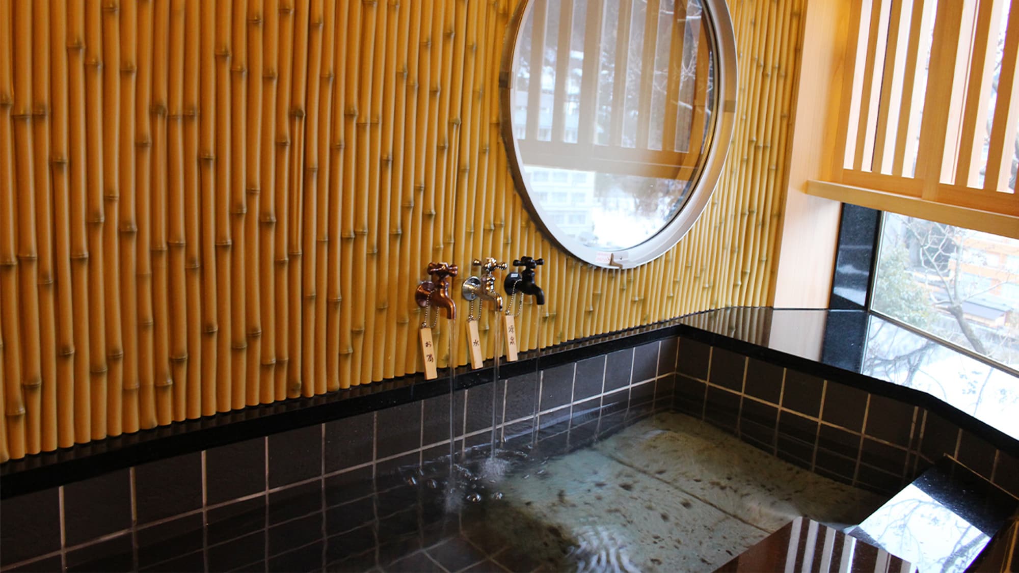 Guest room with semi-open-air bath with free-flowing hot spring [Tsuki-no-ma]