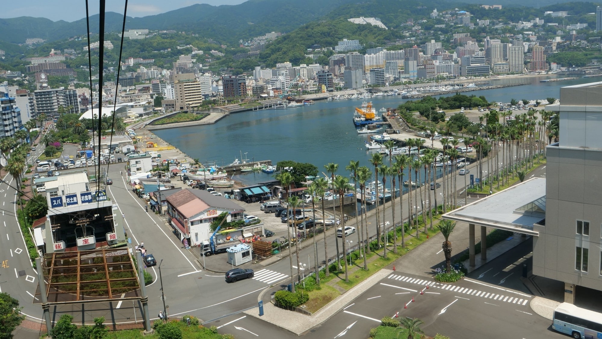 [Atami Ropeway] An aerial stroll offering panoramic views of Atami (5 minutes by car / 15 minutes by bus)