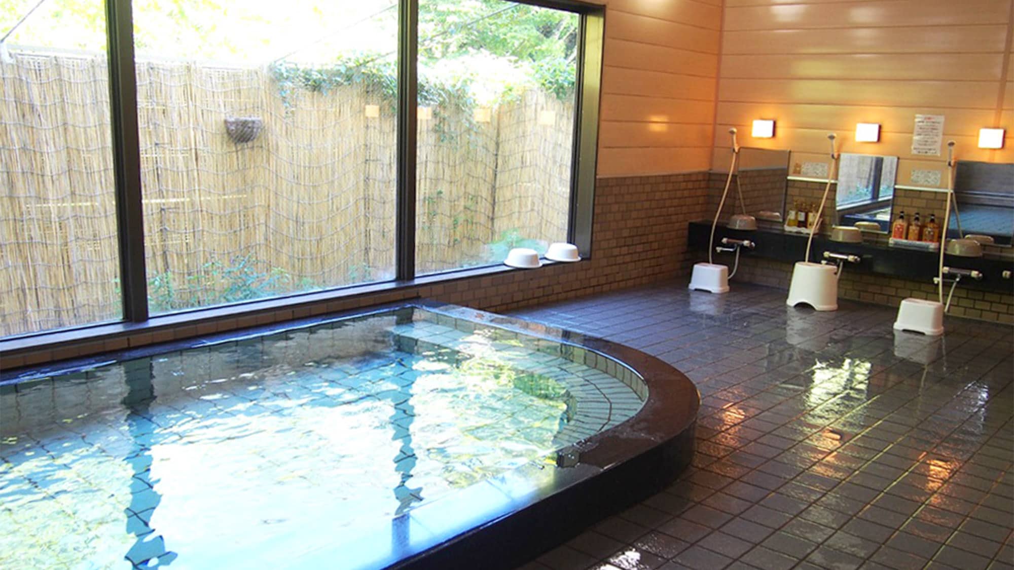 ・A mineral spring bath that springs from the Tamayama Gold Mine.