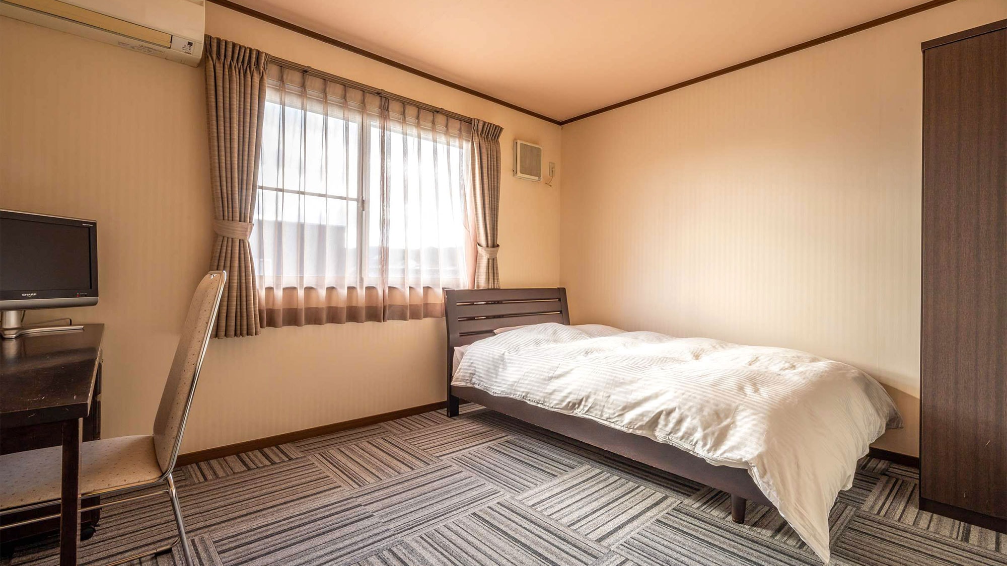 ・[Western-style room 8 tatami mats] A room with a semi-double bed, recommended for business use