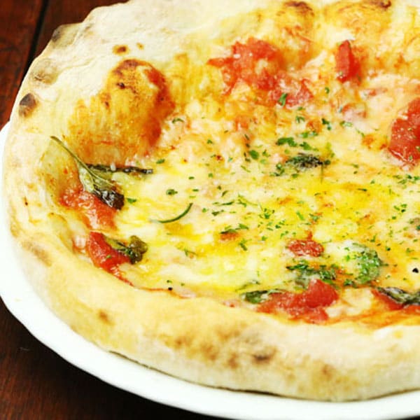 [Handmade stone oven pizza] Fresh and healthy local Takamori vegetables baked in a stone oven! Baking in a stone oven concentrates the flavor.