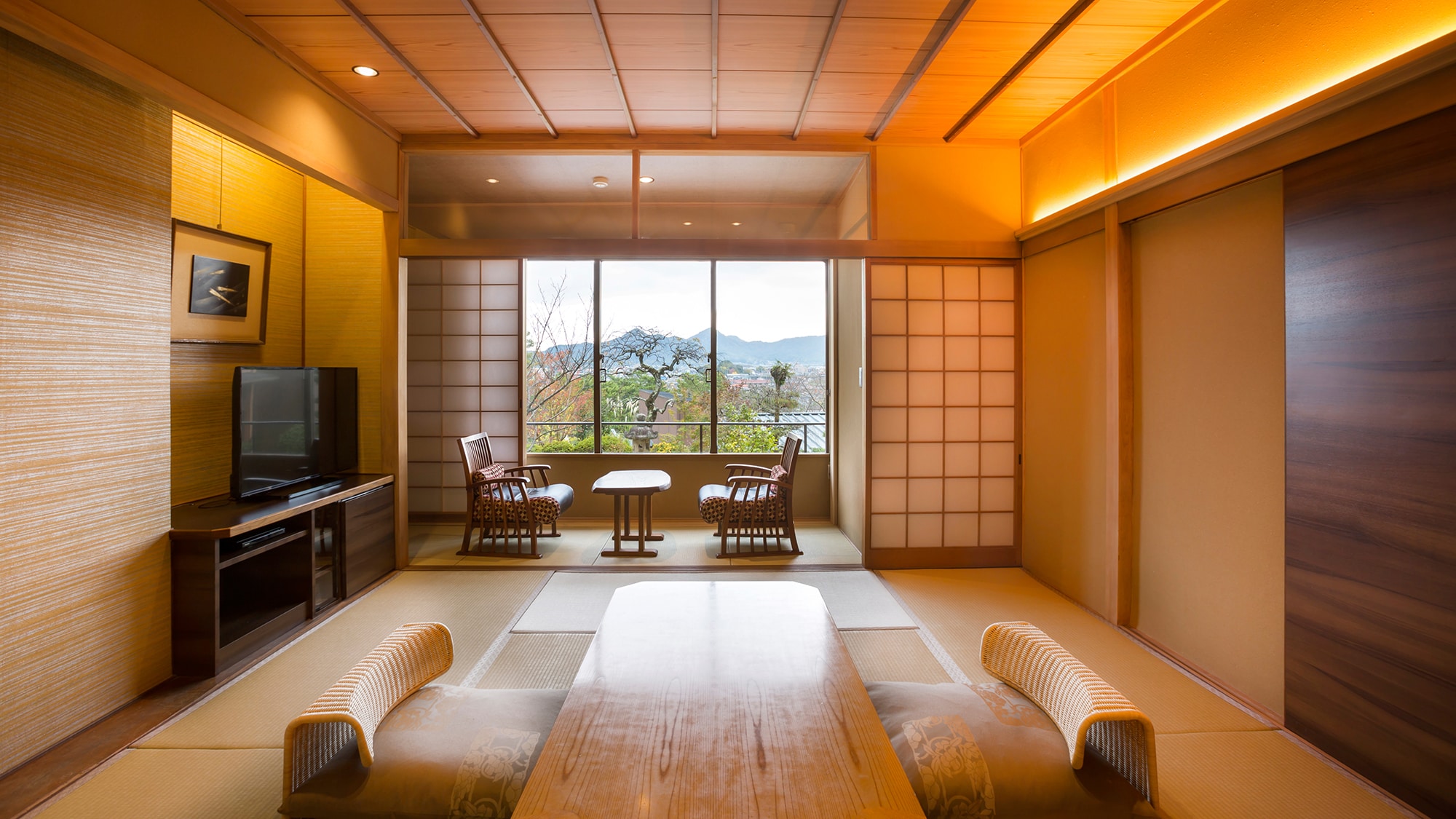 [Yamasuikaku / Japanese-style room] Japanese-style room with a calm atmosphere facing the garden (example)