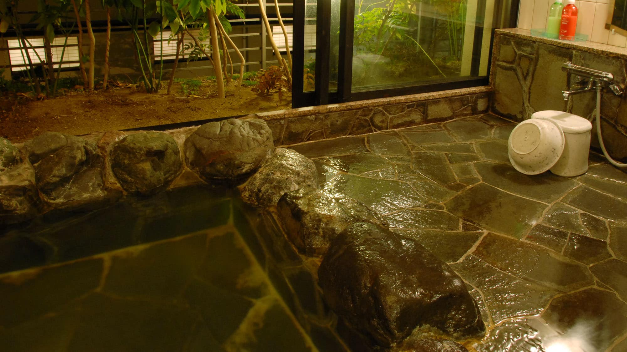 Guest room with rock bath hot spring (It will be a bath on the garden side)