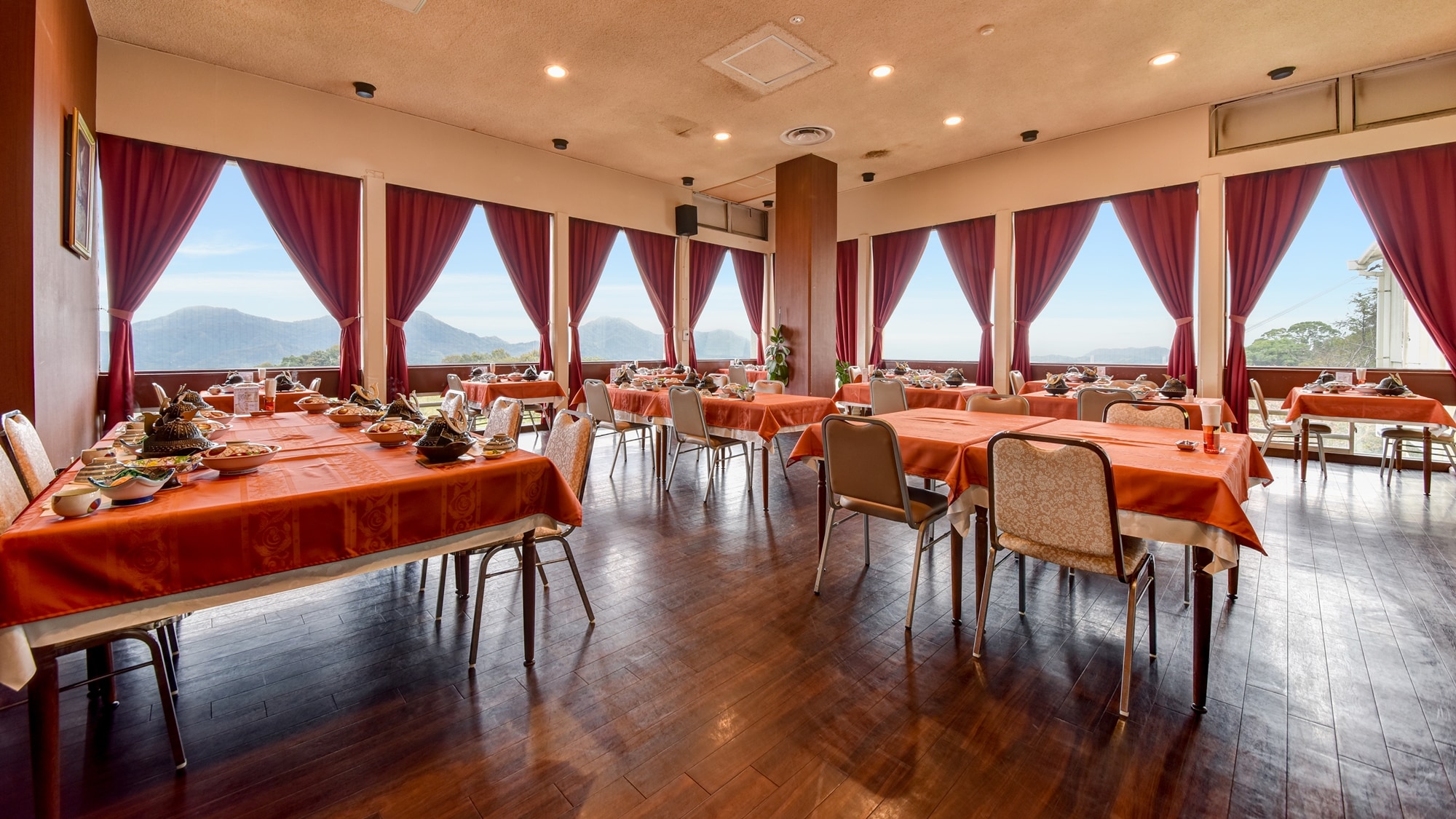 * Restaurant ◆ Enjoy your meal at a restaurant overlooking the view of Setouchi