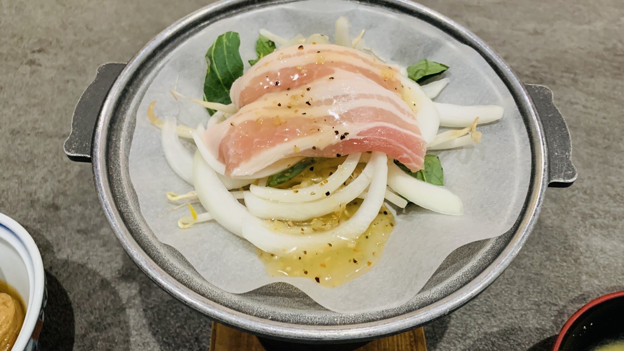 [Breakfast] Fragrantly grilled pork belly on a teppanyaki grill