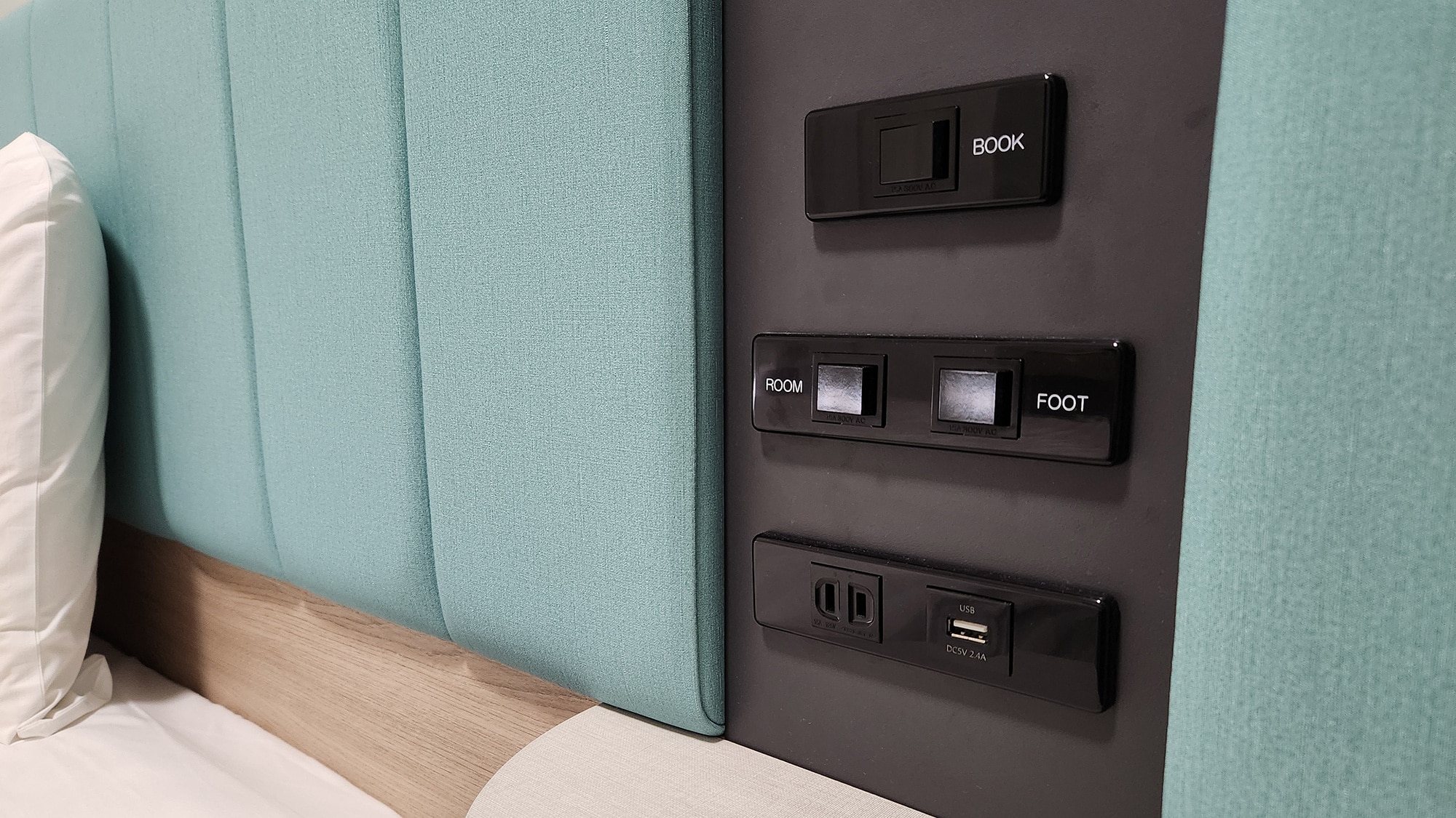 [Double Economy] Image of pillow-side outlet