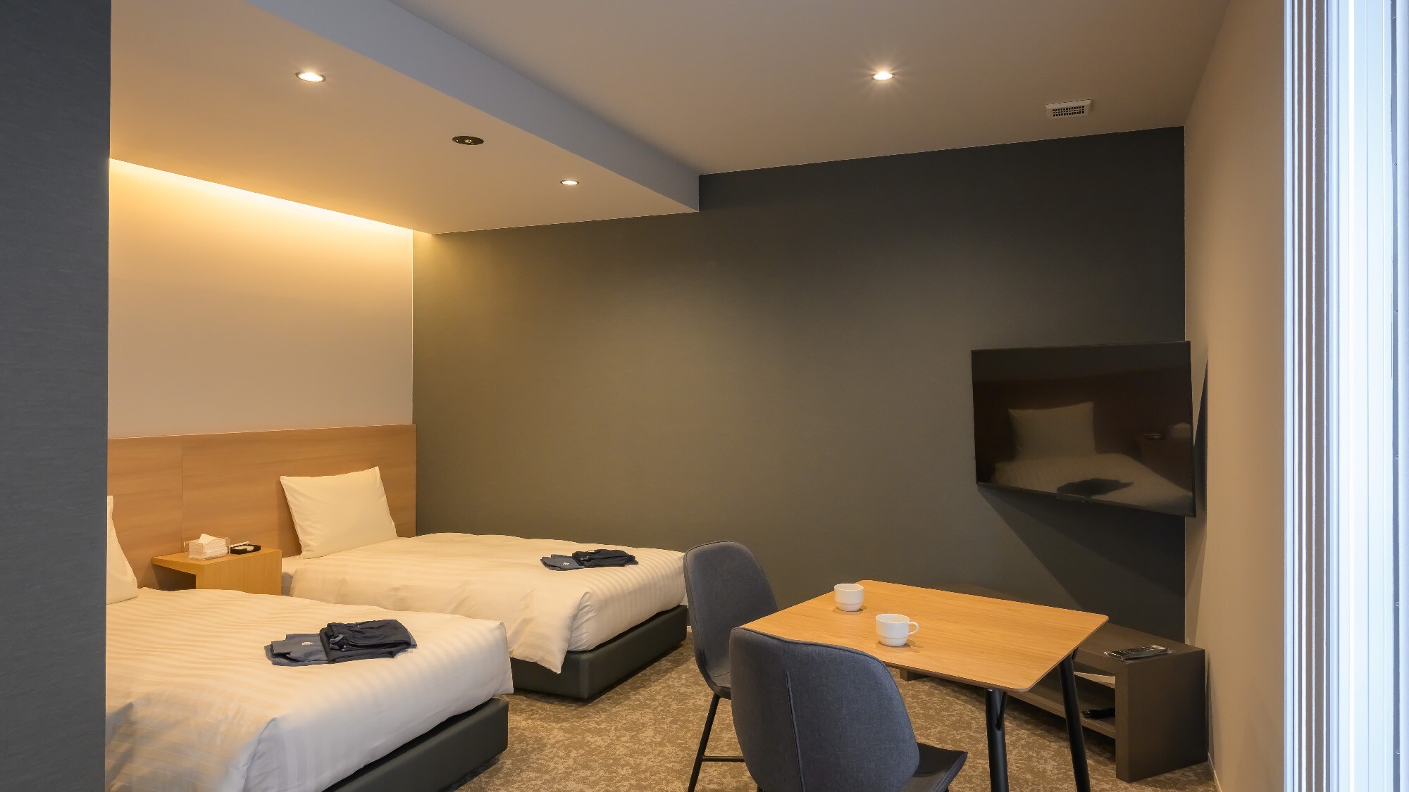 [Standard Twin] Equipped with Wi-Fi and a comfortable chair and table for work.